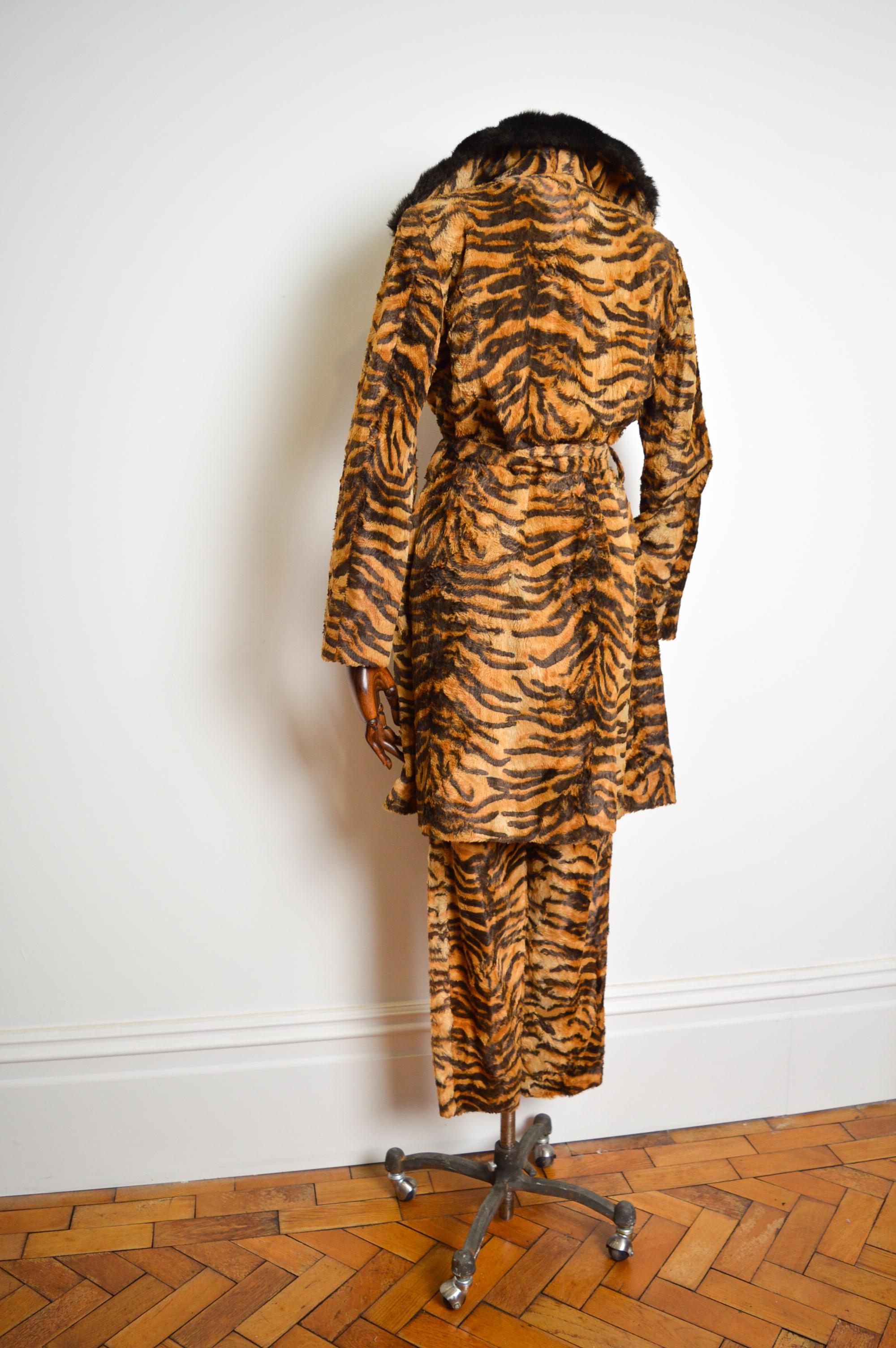 Early 1990's DOLCE & GABBANA Tiger Print Faux Fur Jacket Pants Suit Matching Set For Sale 6