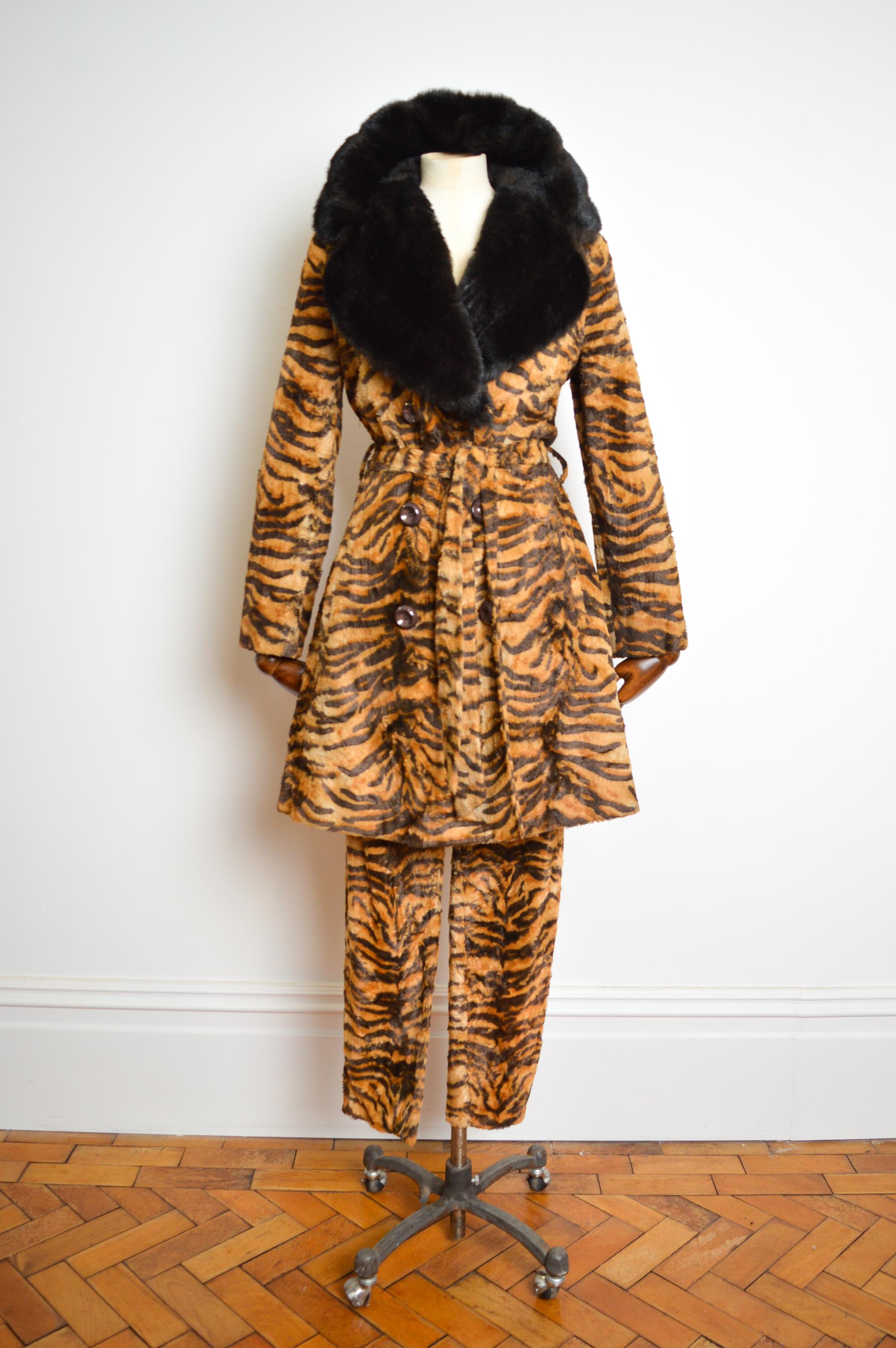 Early 1990's DOLCE & GABBANA Tiger Print Faux Fur Jacket Pants Suit Matching Set For Sale 10