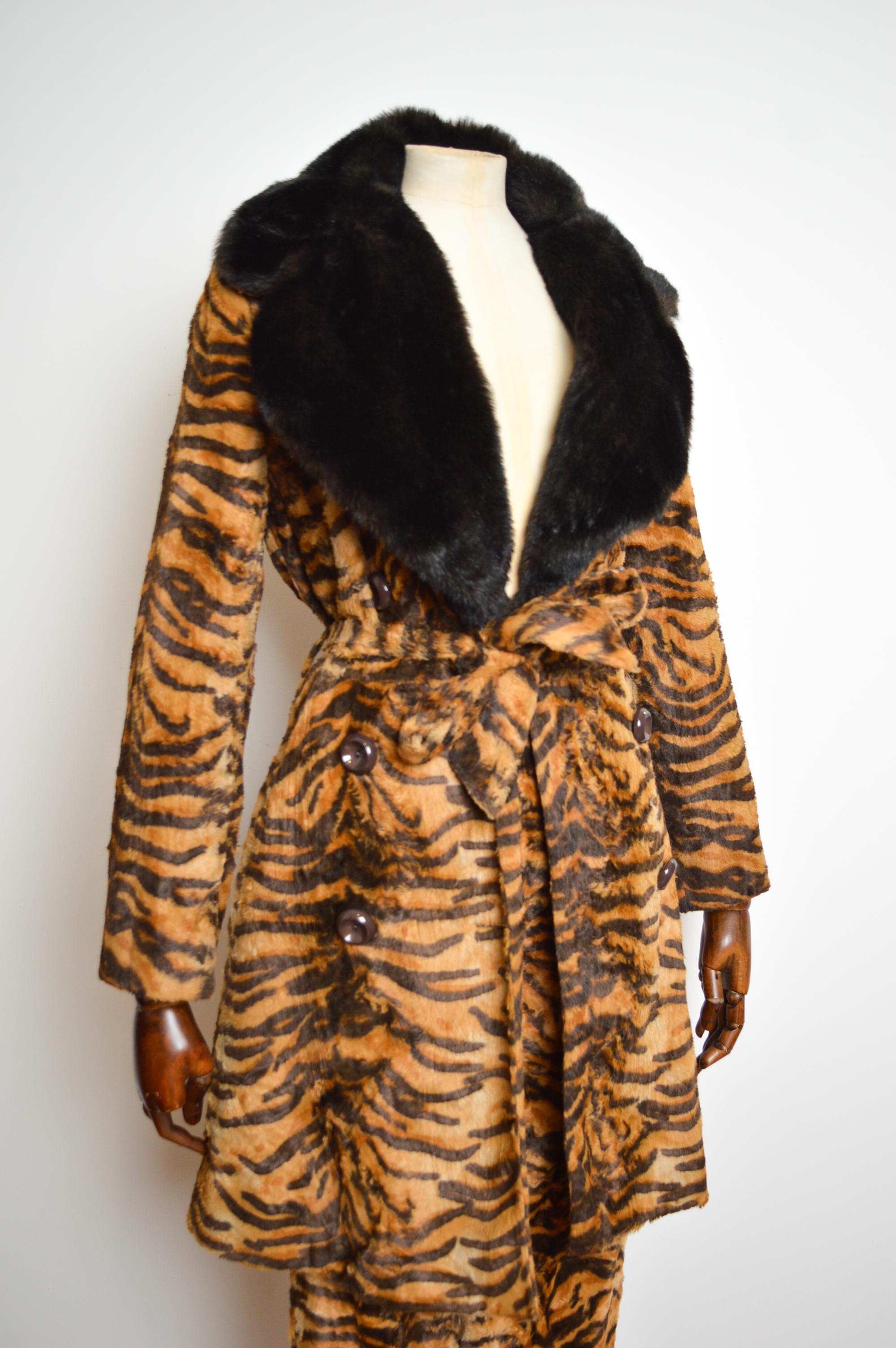 Early 1990's DOLCE & GABBANA Tiger Print Faux Fur Jacket Pants Suit Matching Set For Sale 16