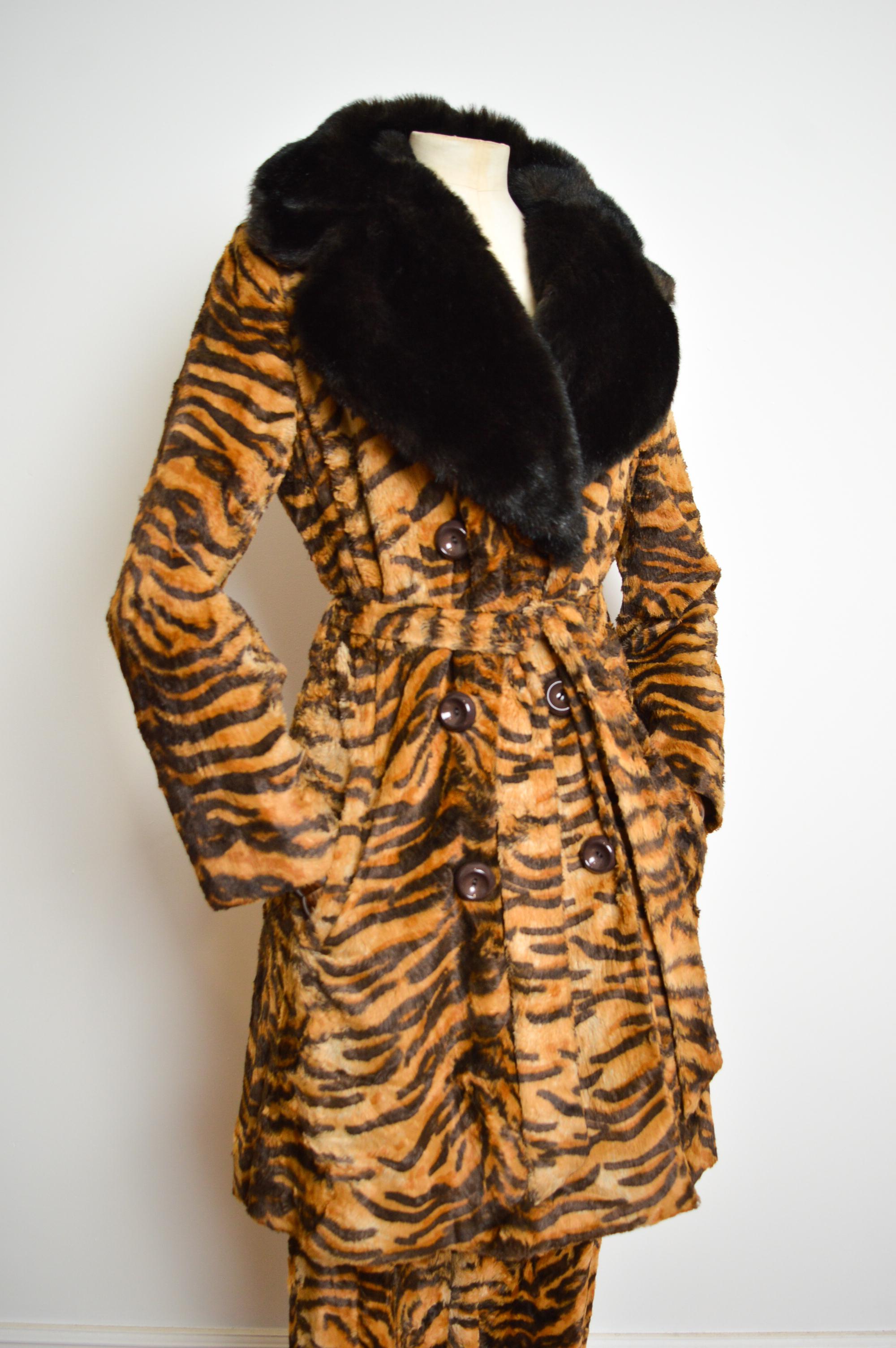 Early 1990's DOLCE & GABBANA Tiger Print Faux Fur Jacket Pants Suit Matching Set In Good Condition For Sale In Sheffield, GB