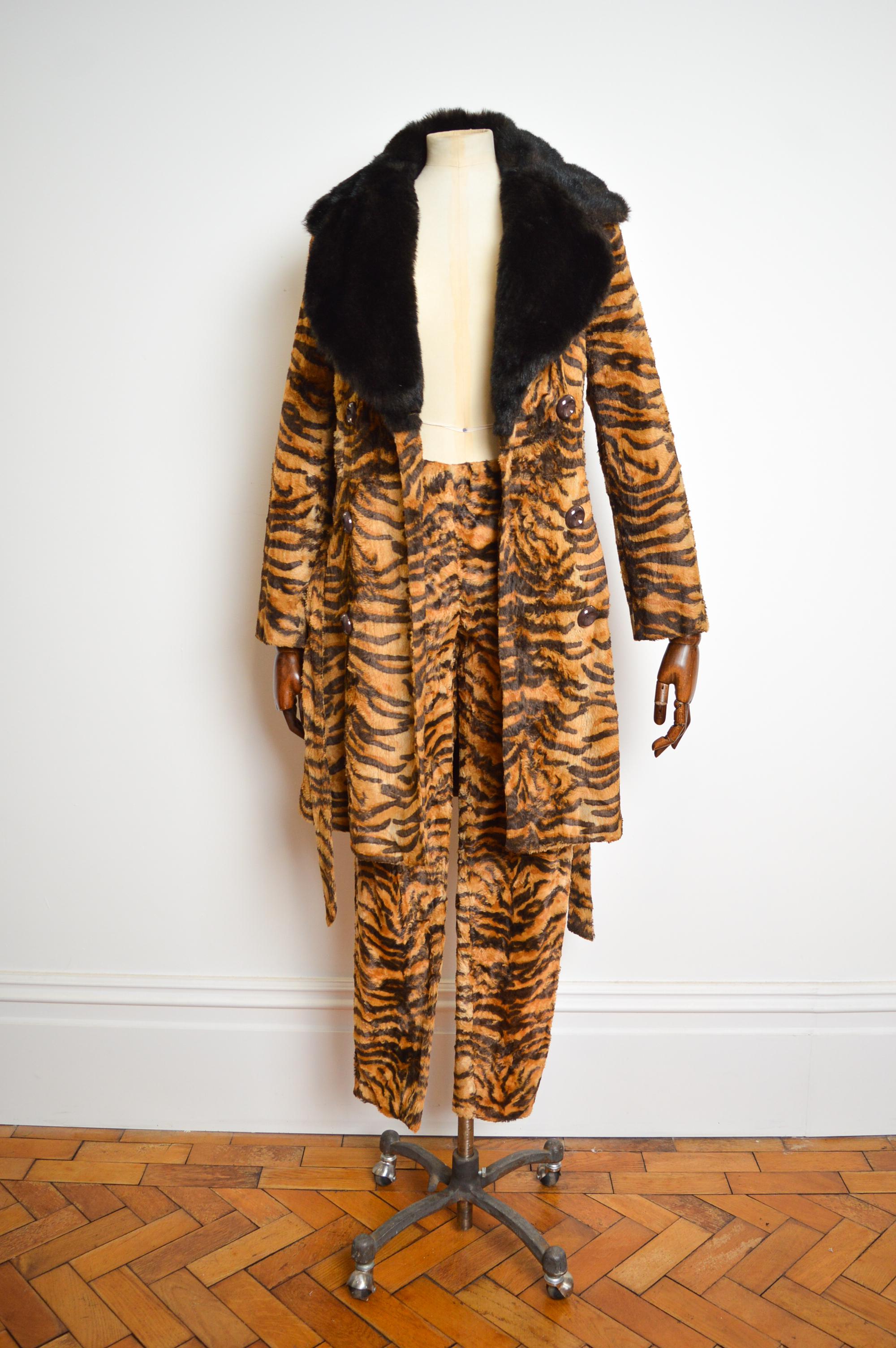 Early 1990's DOLCE & GABBANA Tiger Print Faux Fur Jacket Pants Suit Matching Set For Sale 1