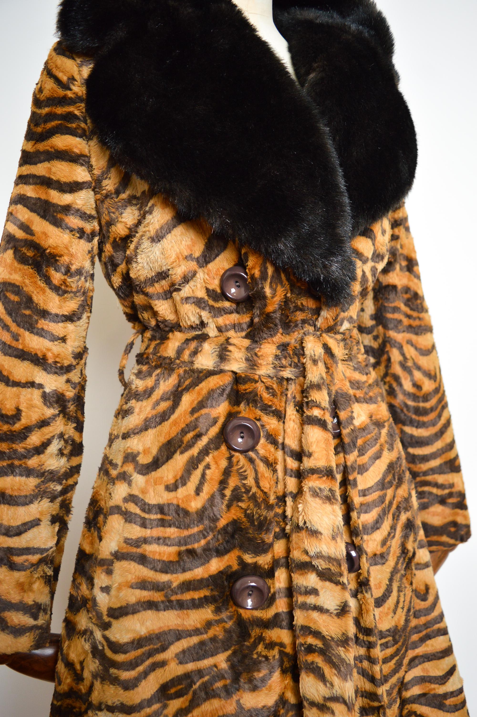 Early 1990's DOLCE & GABBANA Tiger Print Faux Fur Jacket Pants Suit Matching Set For Sale 2
