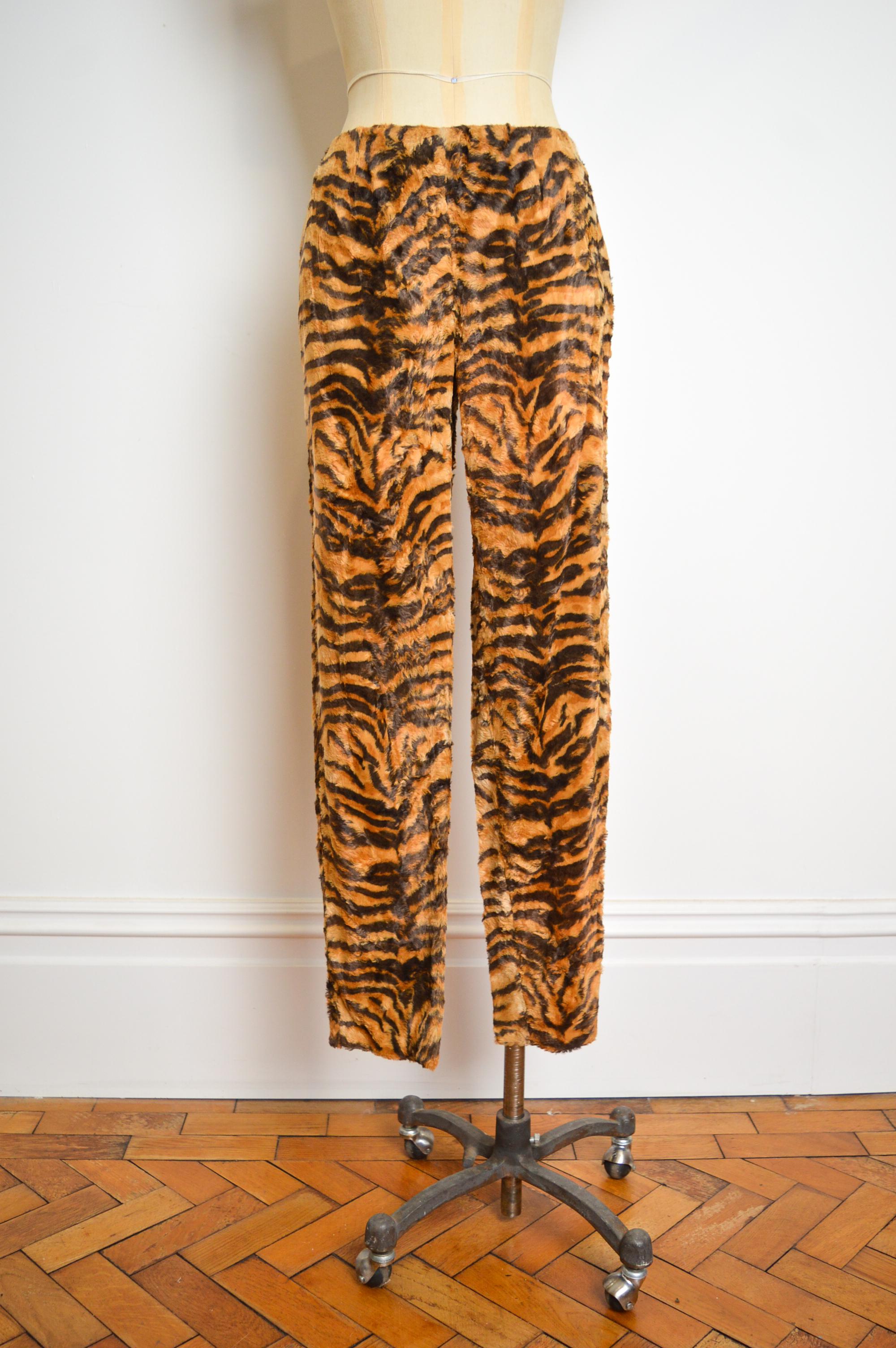 Early 1990's DOLCE & GABBANA Tiger Print Faux Fur Jacket Pants Suit Matching Set For Sale 3