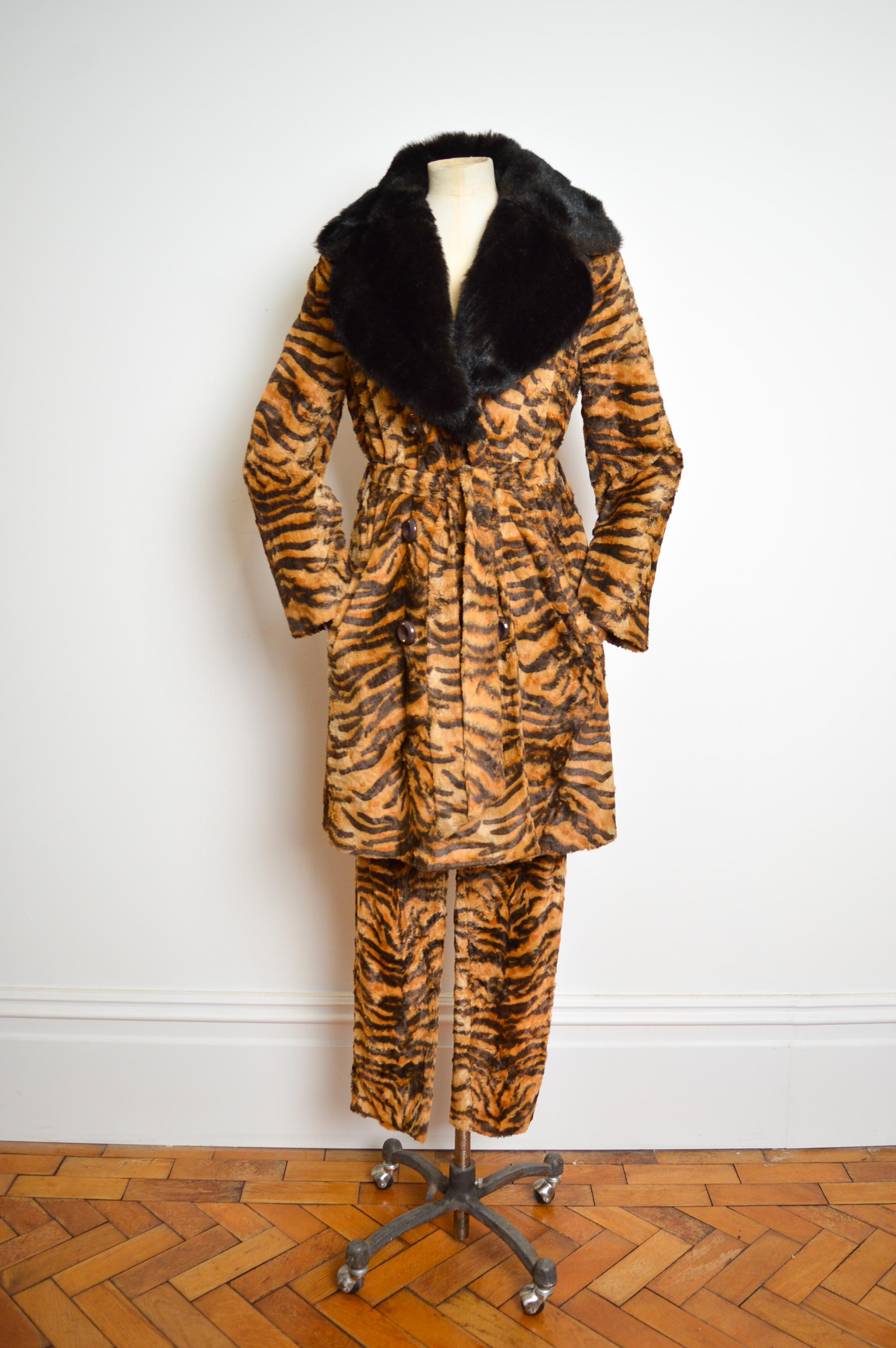 Early 1990's DOLCE & GABBANA Tiger Print Faux Fur Jacket Pants Suit Matching Set For Sale 4