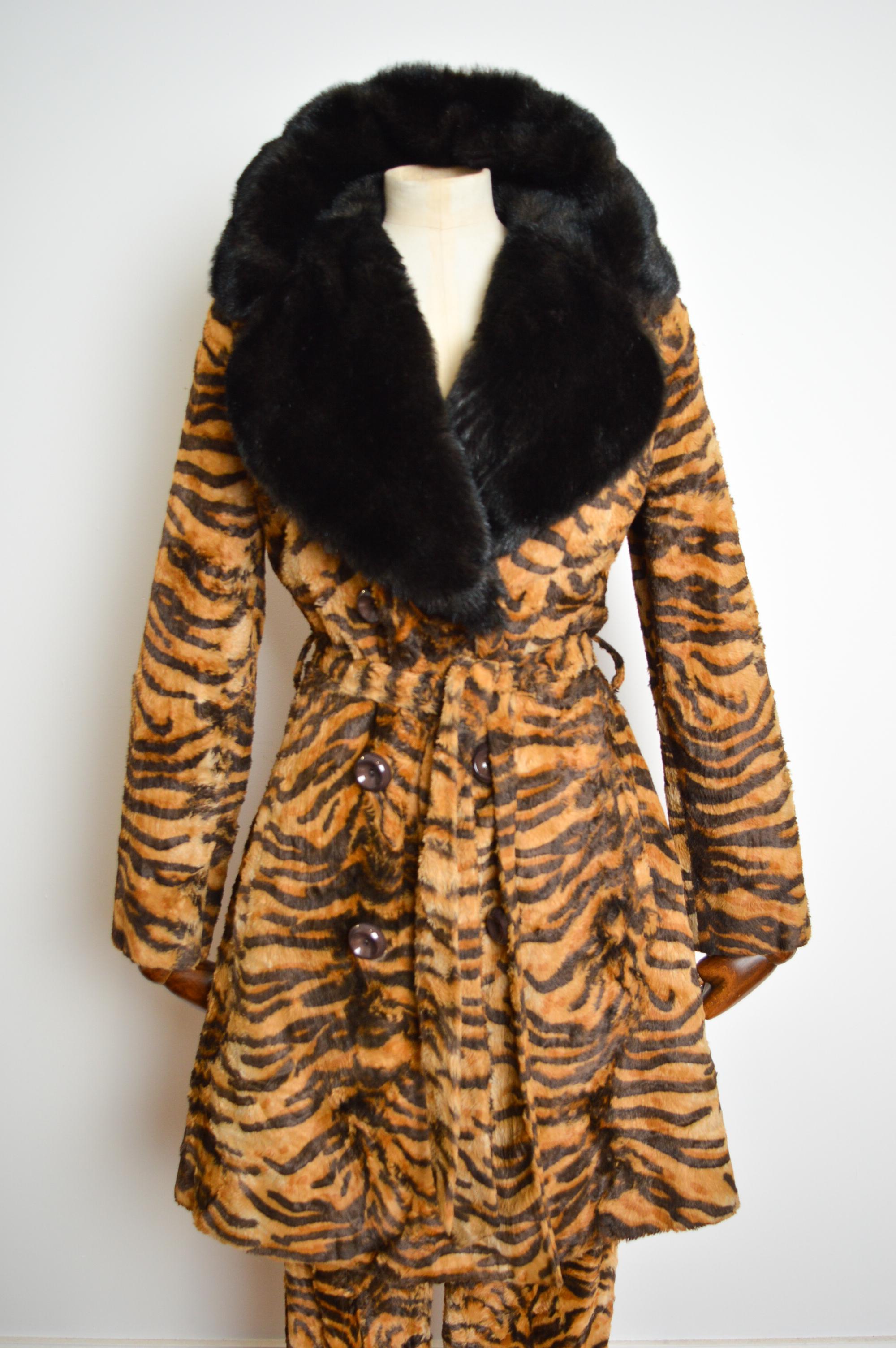 Early 1990's DOLCE & GABBANA Tiger Print Faux Fur Jacket Pants Suit Matching Set For Sale 5