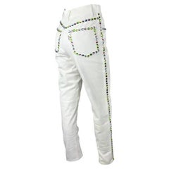 Jeans Dolce & Gabbana dei primi anni '90, in denim bianco, con strass multicolore.