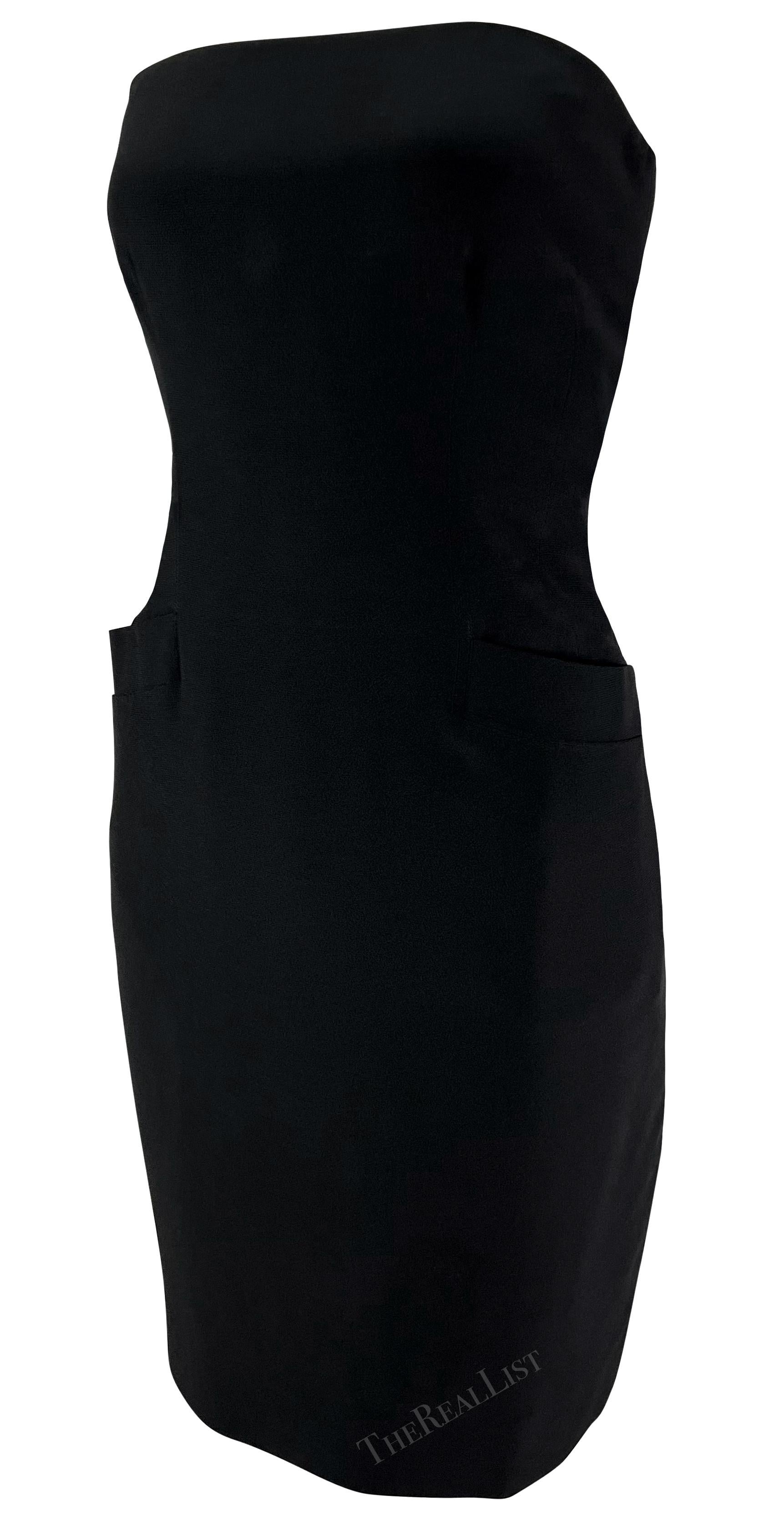 Este precioso minivestido sin tirantes de punto negro de Donna Karan, de los años 90, presenta un deshuesado interno para crear una silueta aerodinámica y bolsillos en las caderas. 

Medidas aproximadas:
Talla - 4US
Busto: 32
Cintura: 28
Caderas: 36