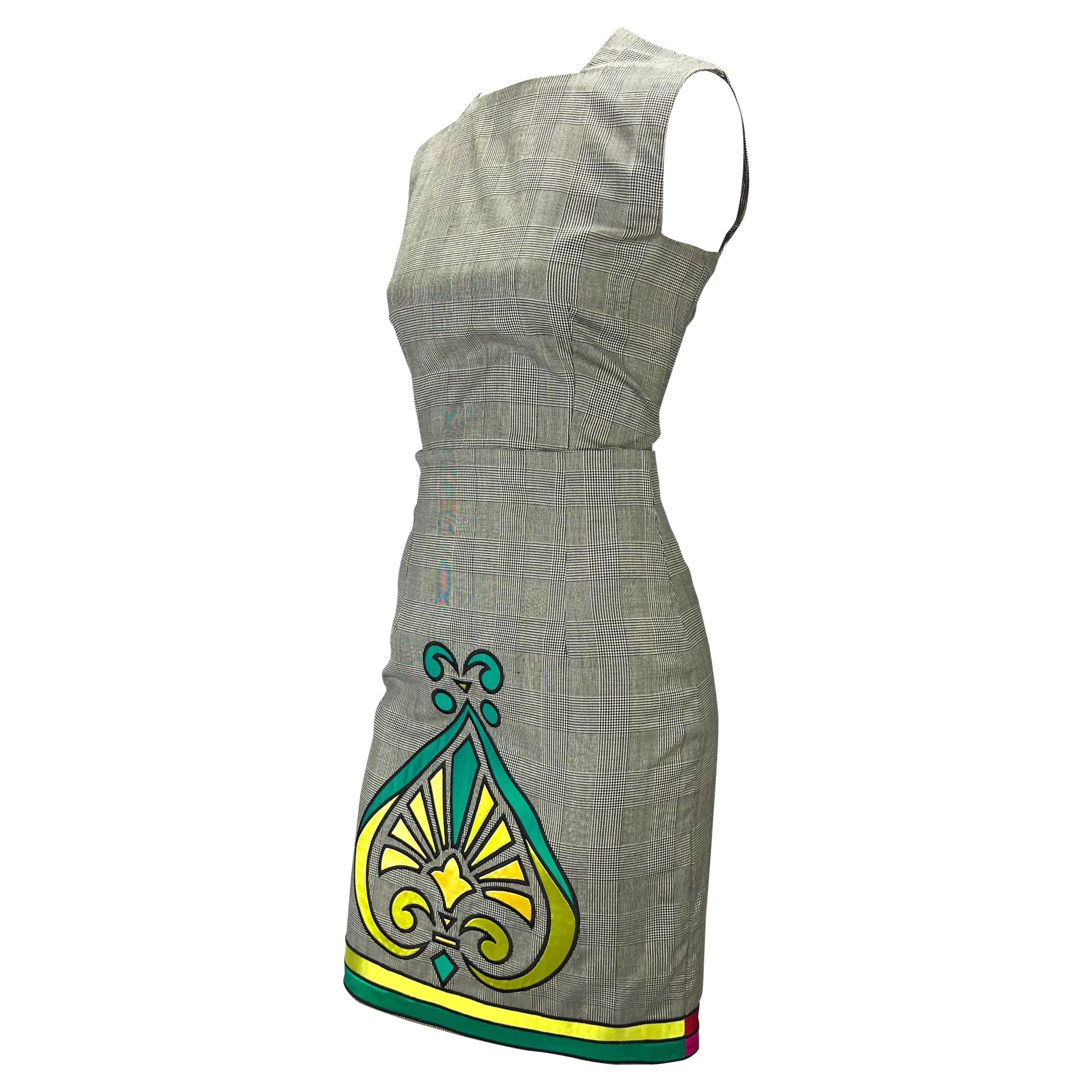 Ti presentiamo un bellissimo set di gonne Gianni Versace con motivo a quadri, disegnato da Gianni Versace. Questo bellissimo set, risalente alla fine degli anni '80/inizio anni '90, è composto da un top senza maniche con scollo quadrato e orlo non