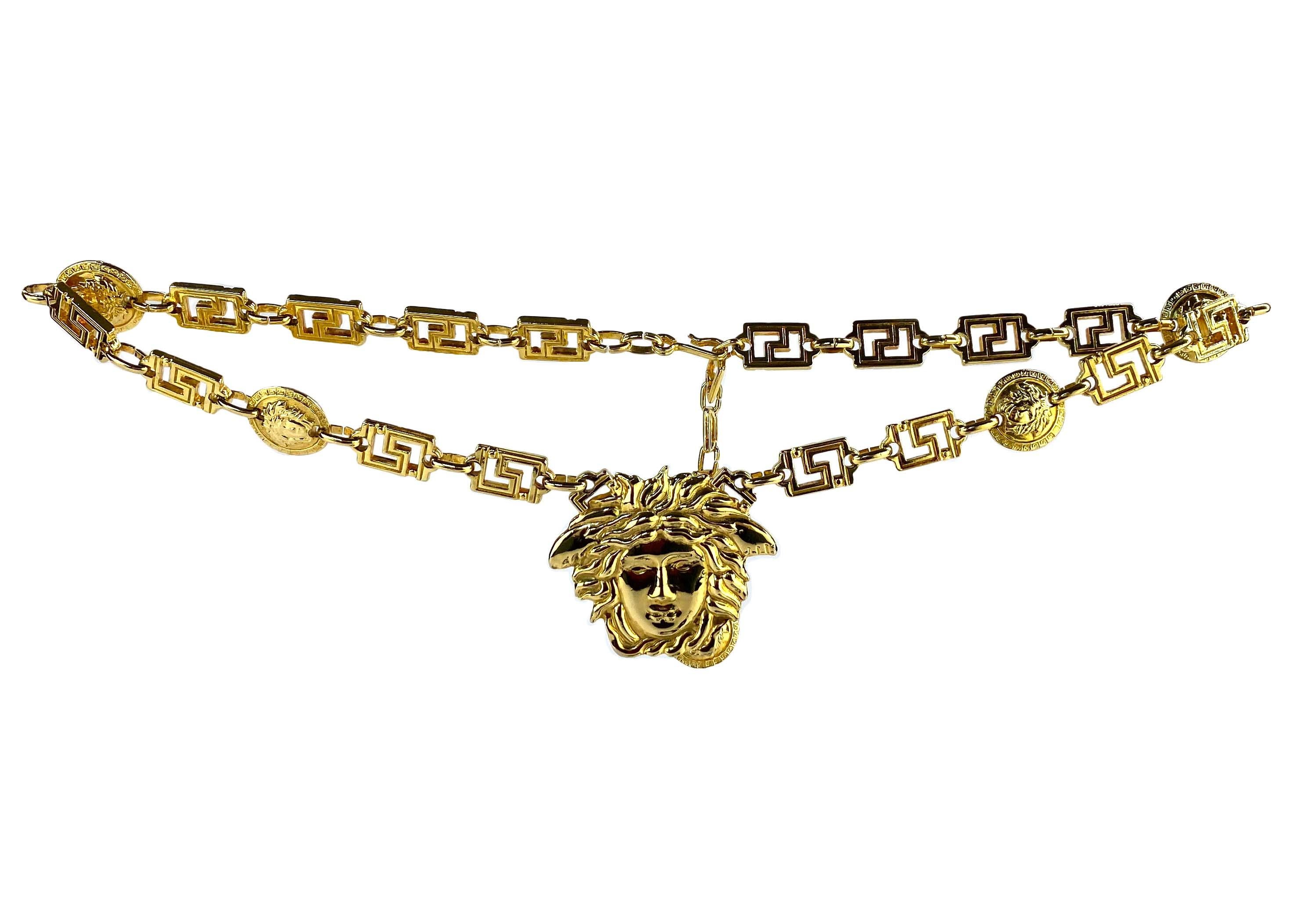 Marron Ceinture/collier Gianni Versace du début des années 1990 avec médaillon Medusa en or et chaîne à clé grecque  en vente