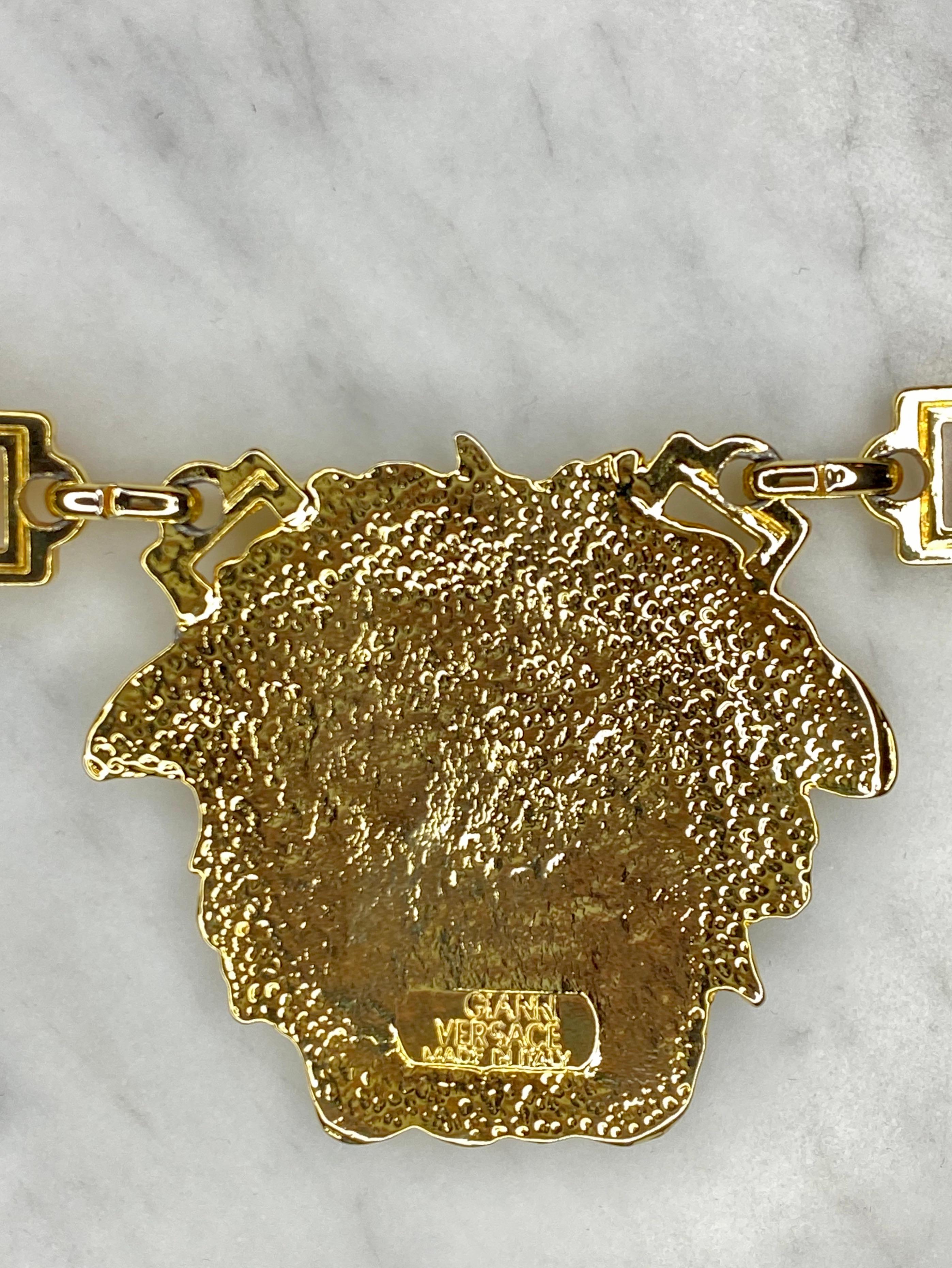 Ceinture/collier Gianni Versace du début des années 1990 avec médaillon Medusa en or et chaîne à clé grecque  Excellent état - En vente à West Hollywood, CA