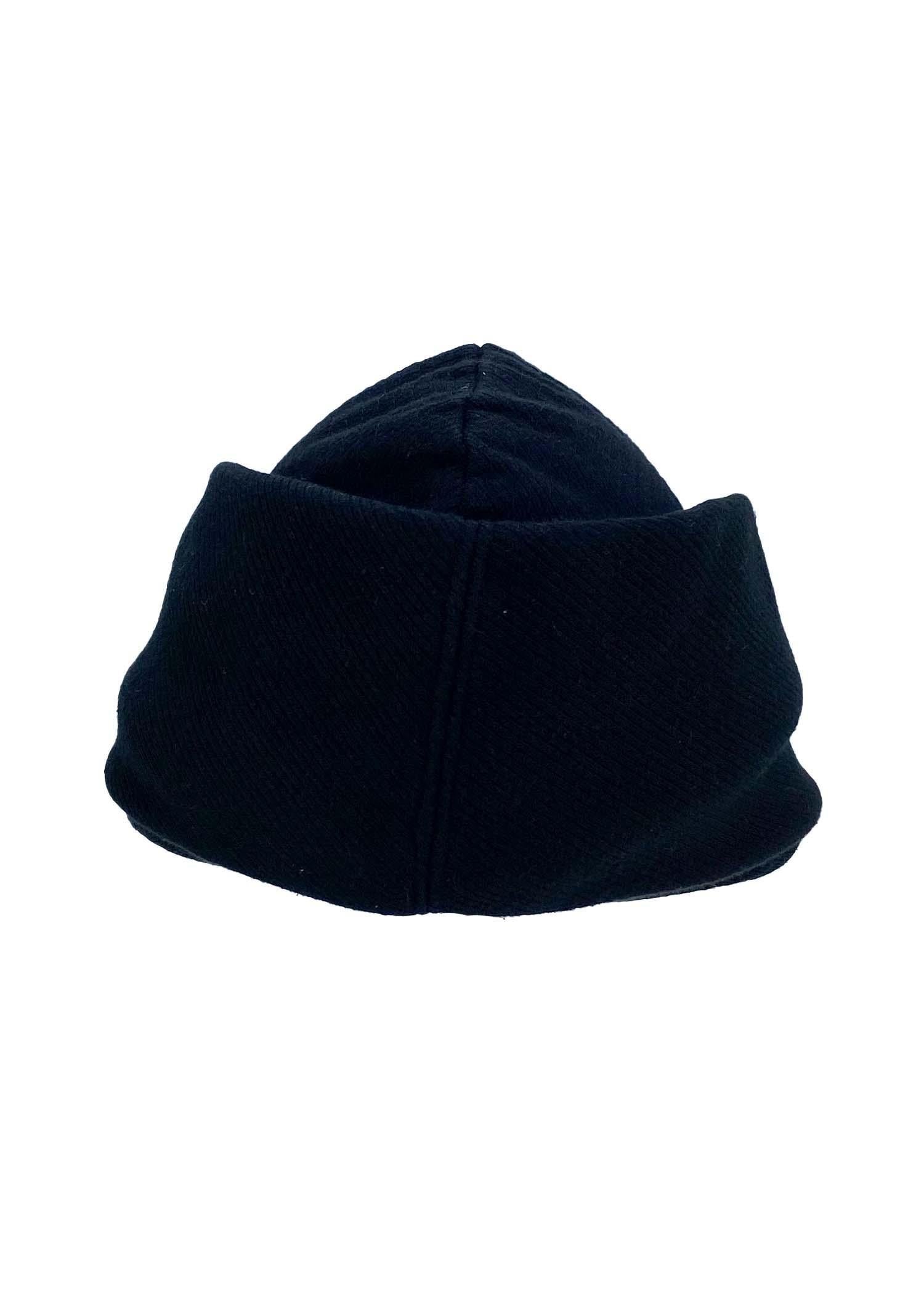 Nero Cappello in lana a tesa con medaglione a forma di chiave greca Gianni Versace dei primi anni '90 in vendita