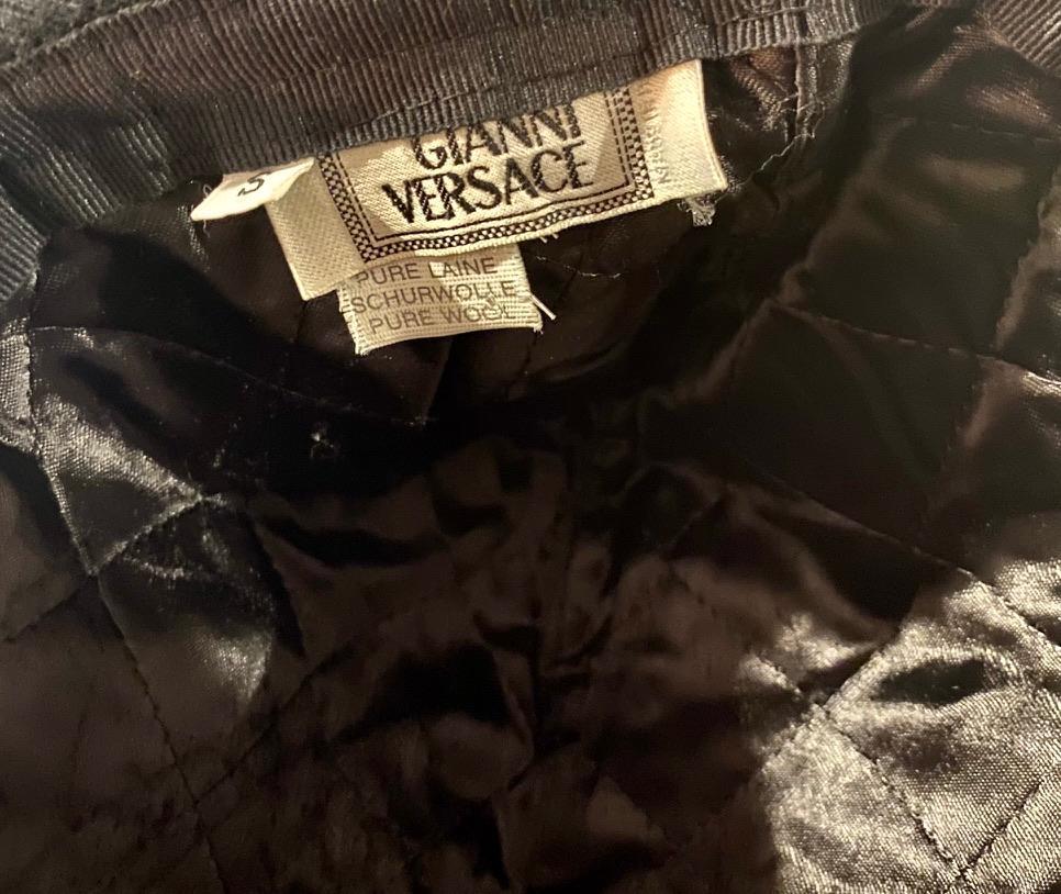 Cappello in lana a tesa con medaglione a forma di chiave greca Gianni Versace dei primi anni '90 In condizioni discrete in vendita a West Hollywood, CA