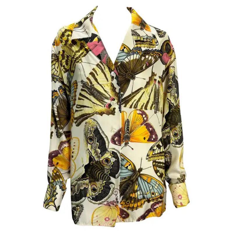 Gucci Blouse à boutons de manchette GG en soie multicolore imprimée papillons, début des années 1990