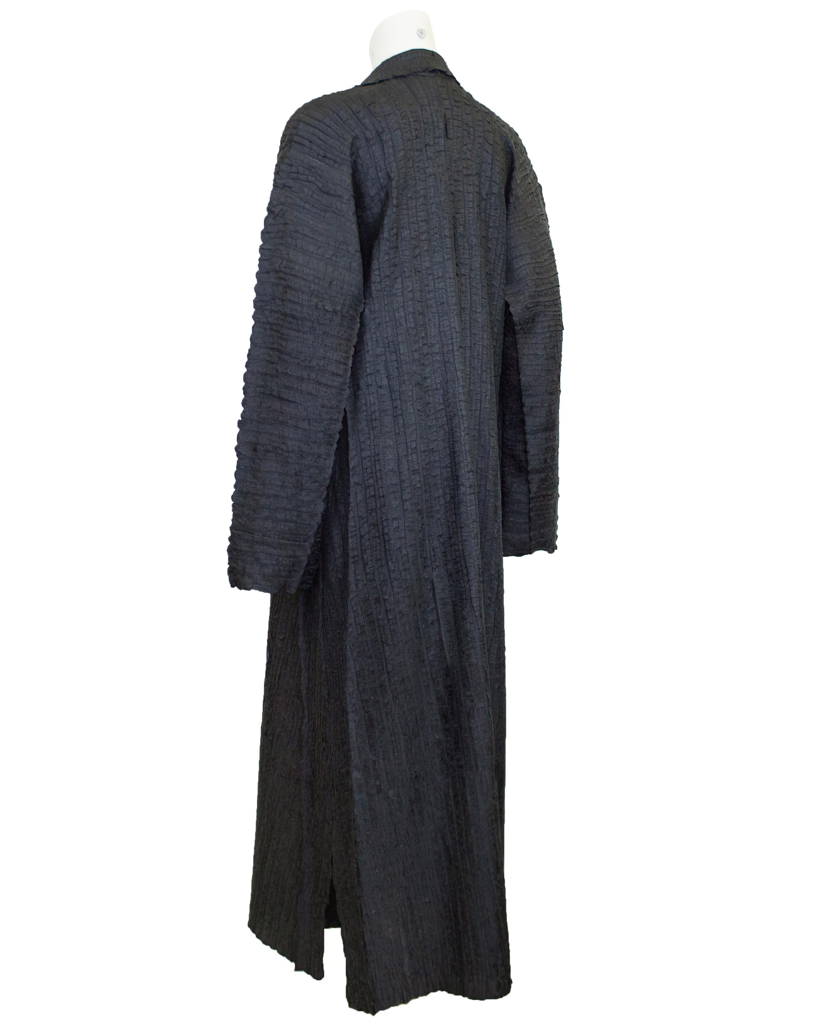 Nero Issey Miyake grigio antracite dei primi anni '90  Spolverino in tessuto con pieghe in vendita