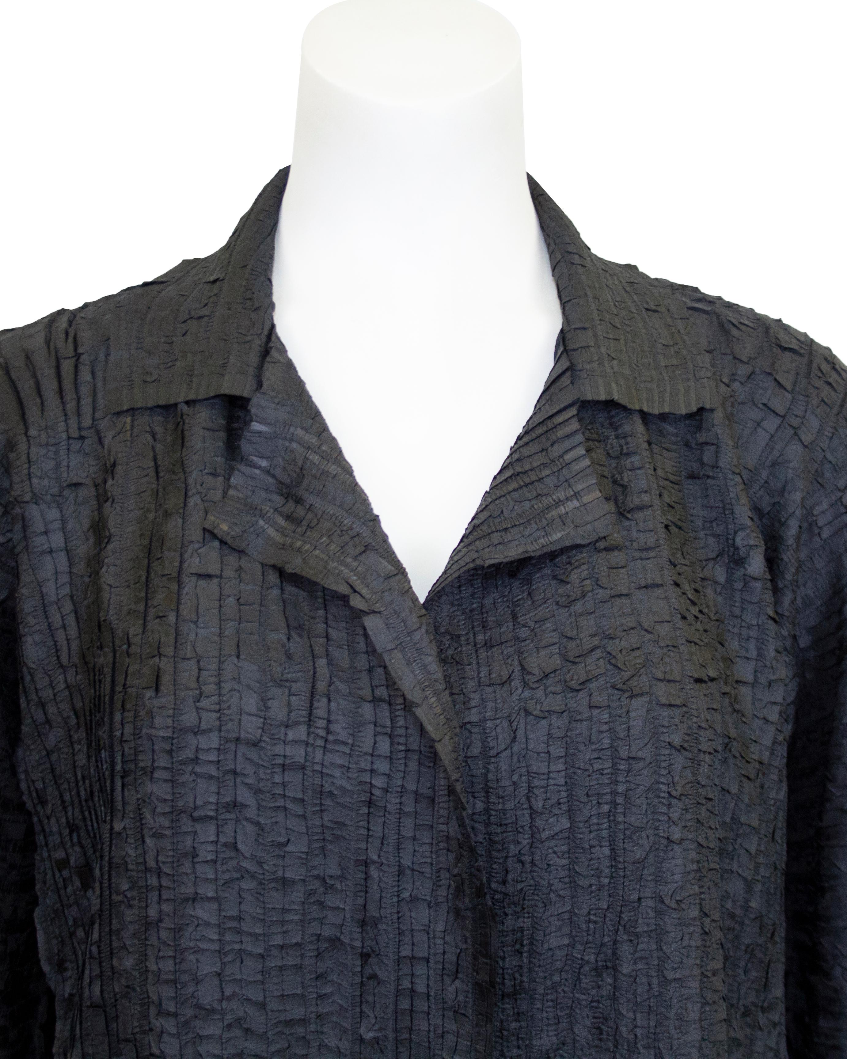Issey Miyake grigio antracite dei primi anni '90  Spolverino in tessuto con pieghe In condizioni buone in vendita a Toronto, Ontario