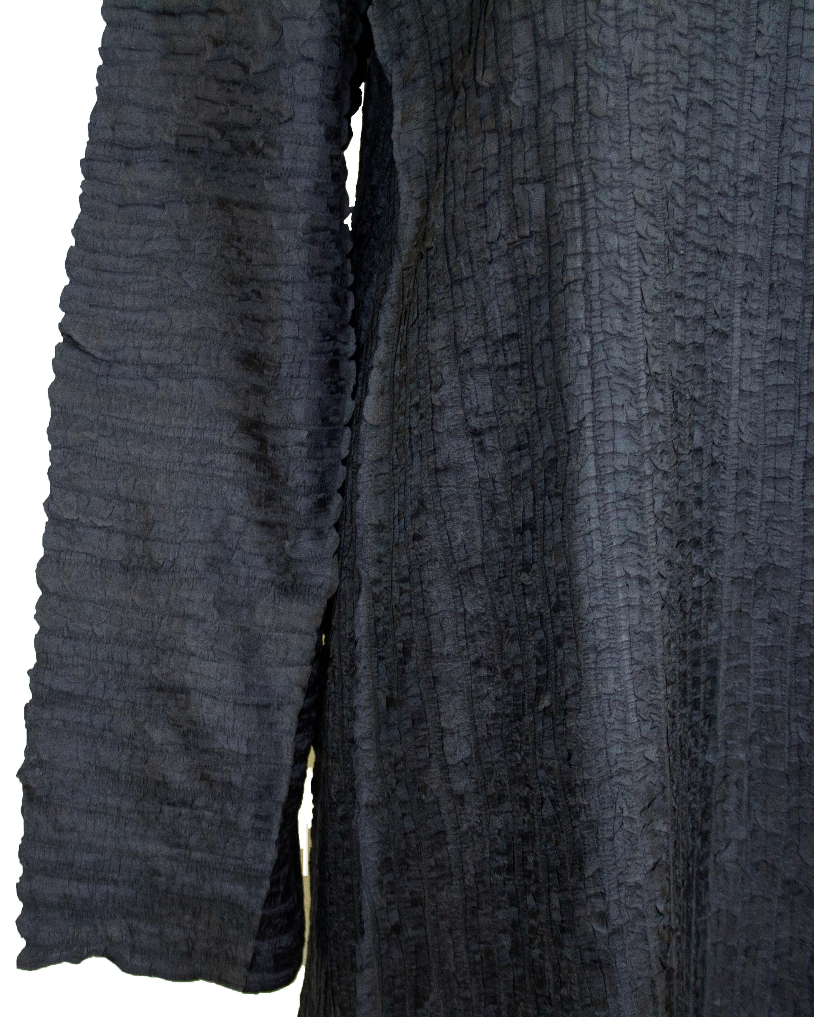 da uomo o donna Issey Miyake grigio antracite dei primi anni '90  Spolverino in tessuto con pieghe in vendita