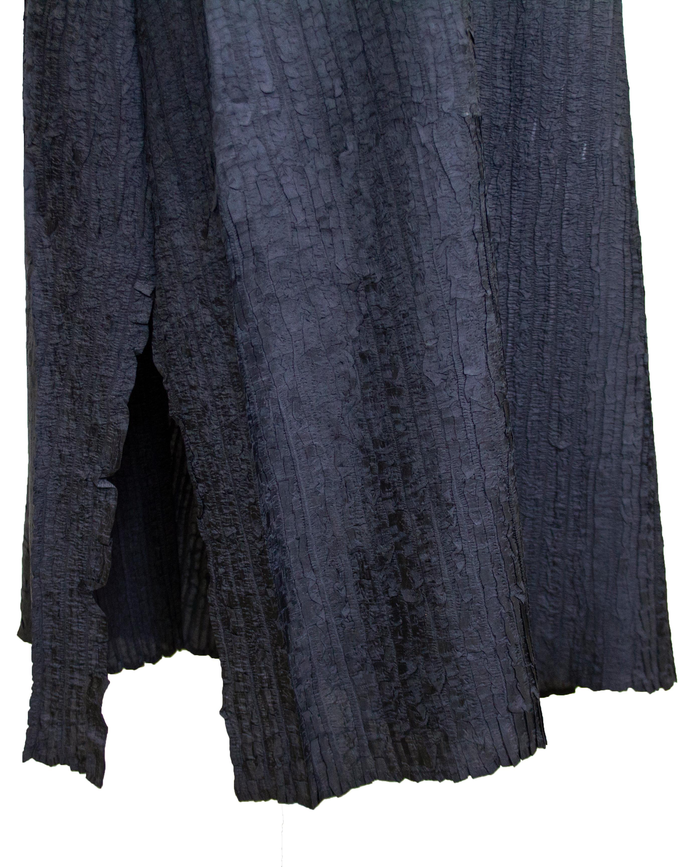 Issey Miyake grigio antracite dei primi anni '90  Spolverino in tessuto con pieghe in vendita 1