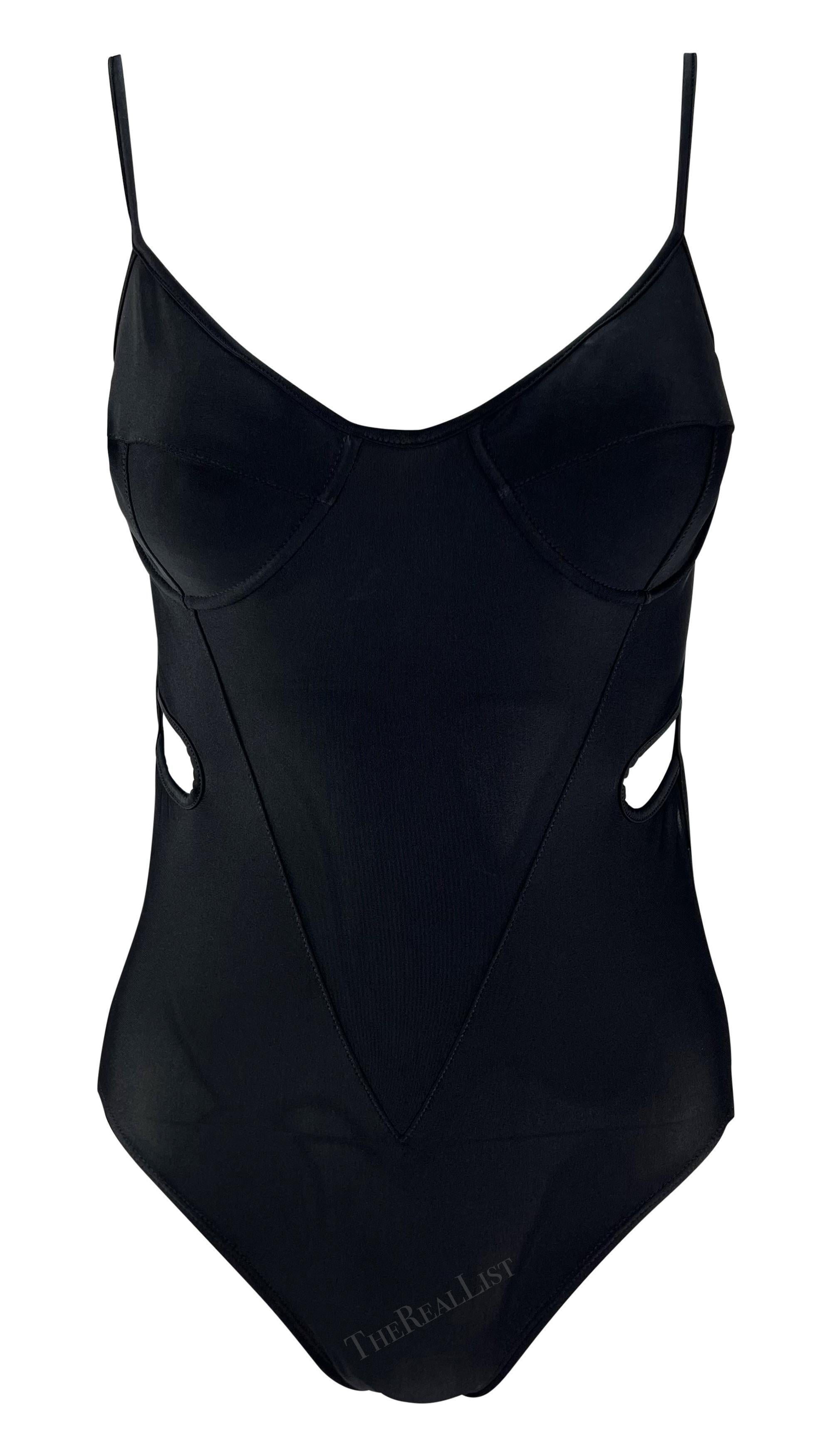 Présentation d'un fabuleux maillot de bain une pièce noir John Galliano. Du début des années 1990, cette pièce unique peut être portée en maillot de bain ou en body. Cette pièce unique sexy présente un décolleté plongeant, un dos découvert et des