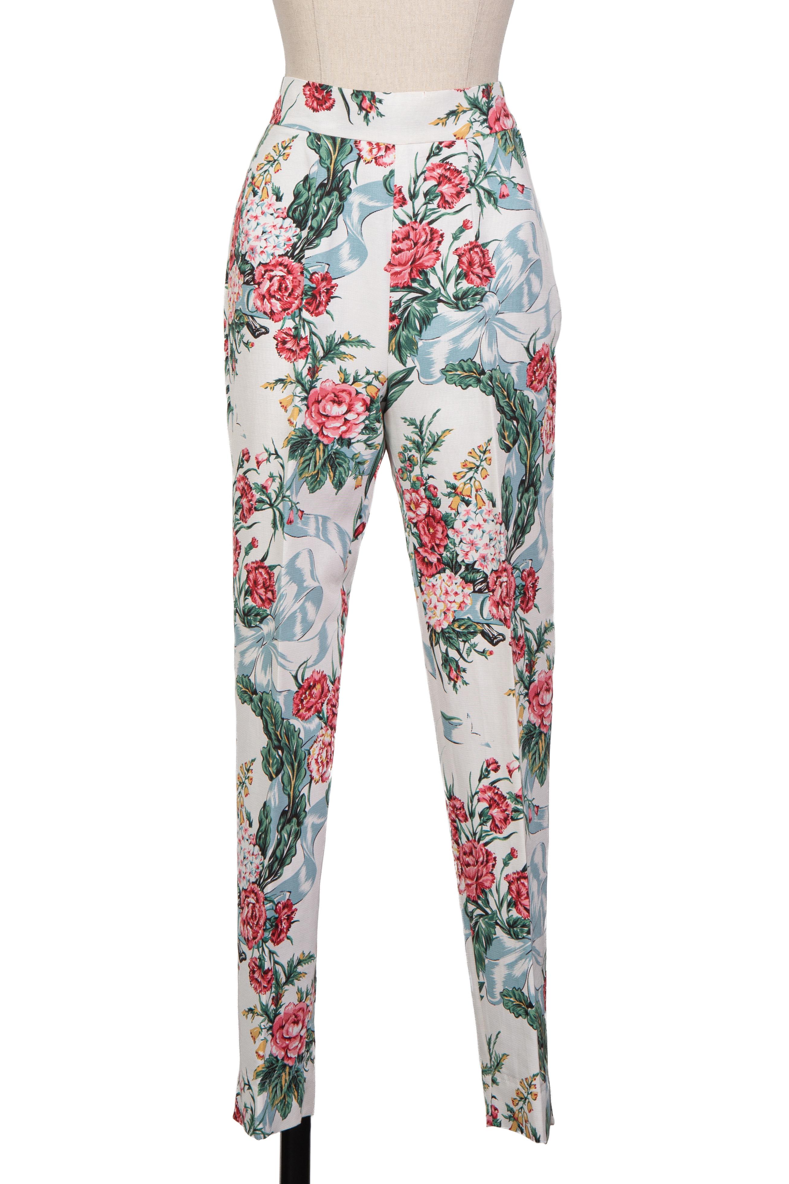 Début des années 1990 - Ensemble veste et pantalon MOSCHINO bleu blanc rose imprimé floral et à carreaux en vente 8