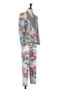Giacca e pantaloni MOSCHINO dei primi anni '90, blu, bianco, rosa, con stampa floreale e check.