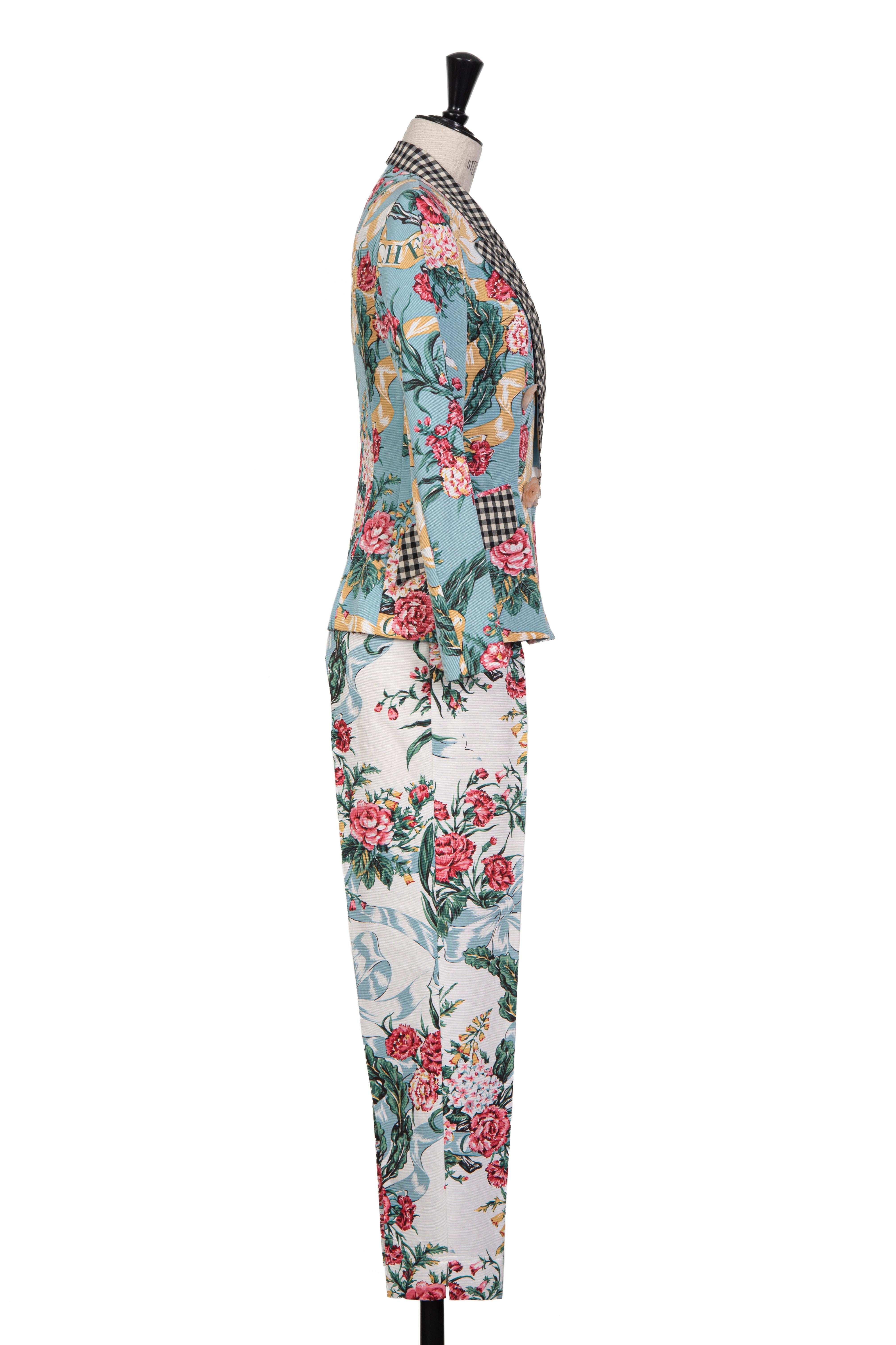 Début des années 1990 - Ensemble veste et pantalon MOSCHINO bleu blanc rose imprimé floral et à carreaux Excellent état - En vente à Munich, DE