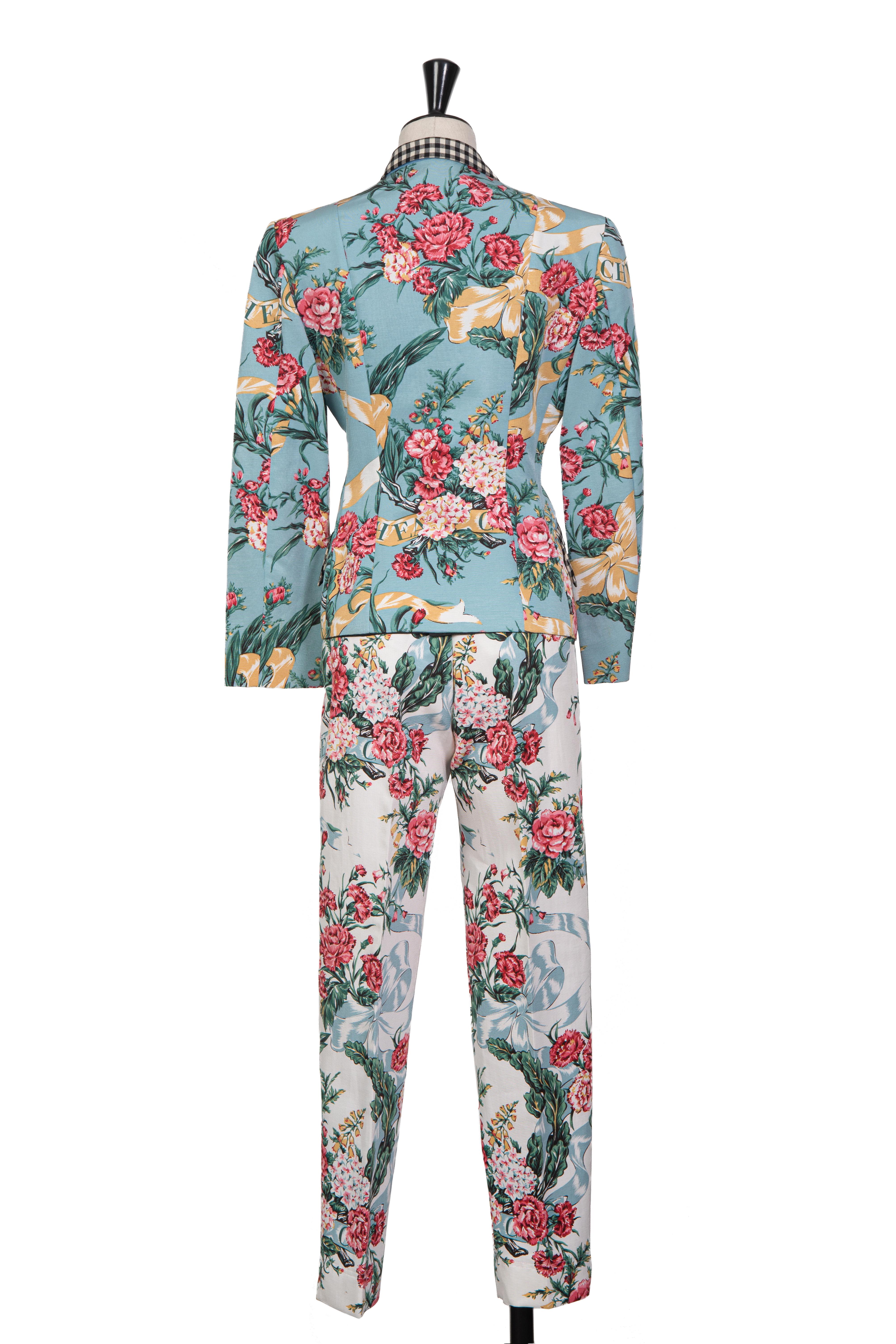 Début des années 1990 - Ensemble veste et pantalon MOSCHINO bleu blanc rose imprimé floral et à carreaux Pour femmes en vente