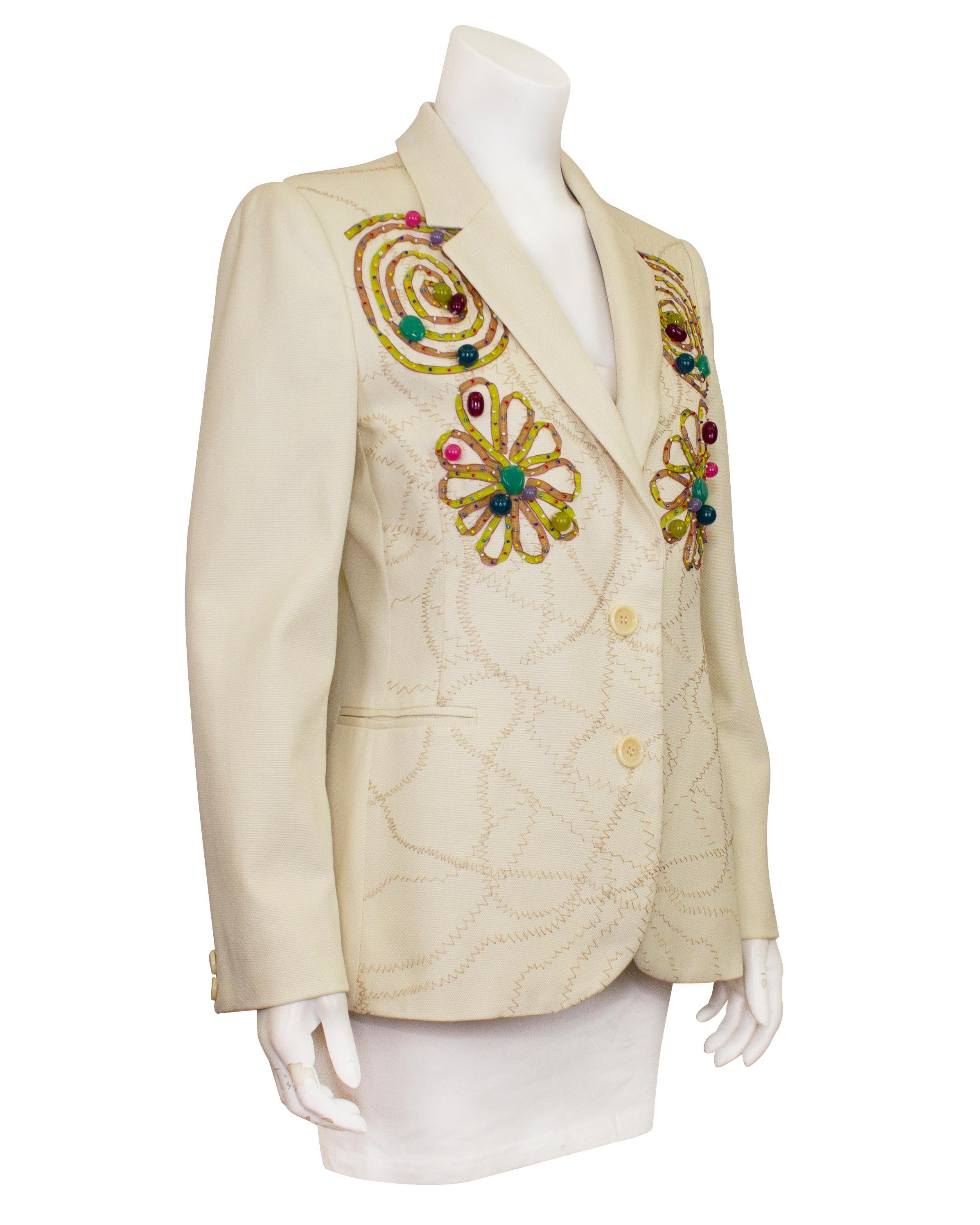 Intéressant et très visuel blazer Moschino Cheap and Chic du début des années 1990. Coton crème écru avec surpiqûres abstraites en chevron beige. Le blazer est également orné d'un ruban gros grain chartreuse en forme de spirales et de fleurs, avec
