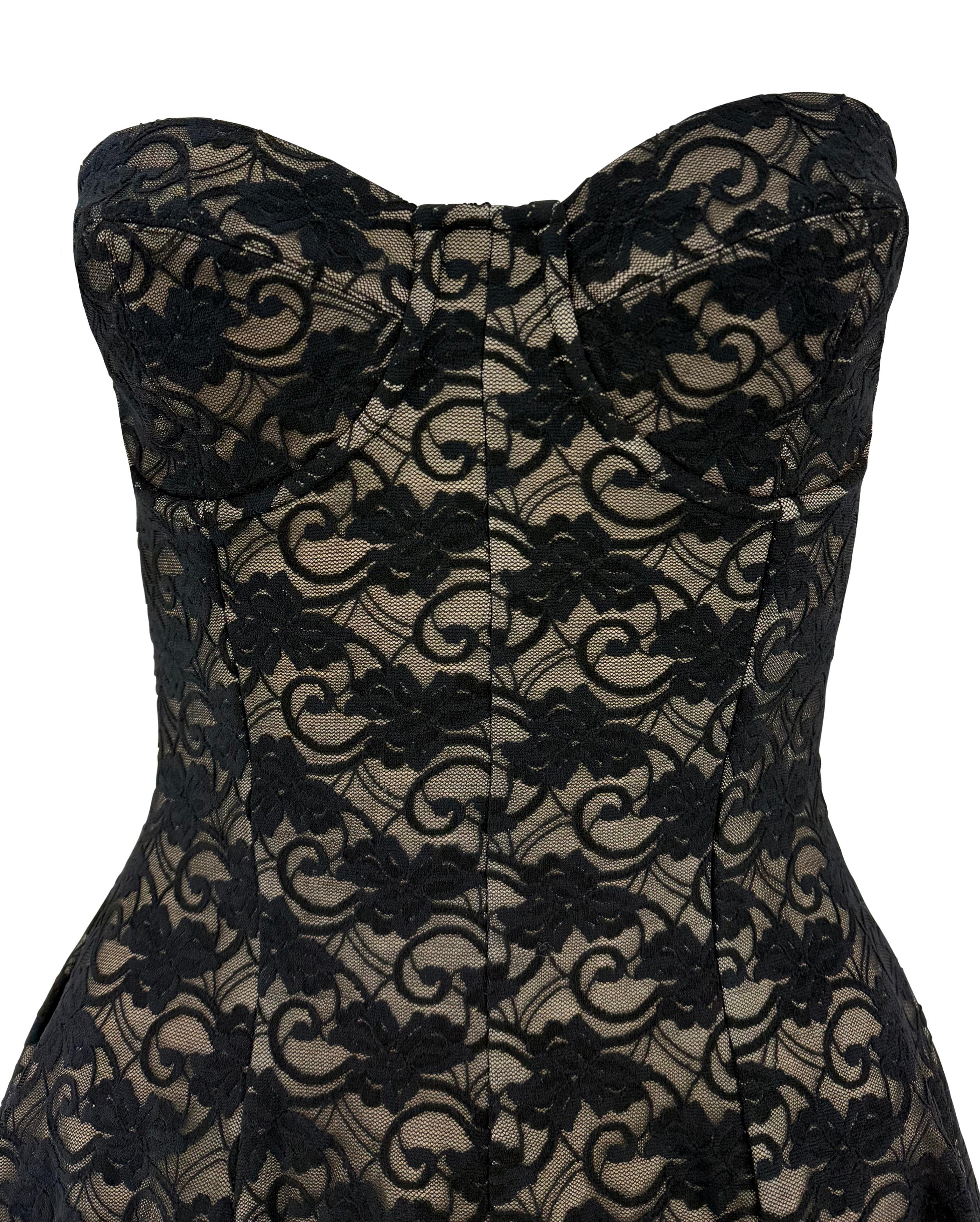 Questo mini abito di Norma Kamali dei primi anni '90 presenta un corpetto strutturato senza spalline e una gonna svasata. Il design è realizzato con una sovrapposizione di pizzo nero su uno strato inferiore nudo.

Misure approssimative:
Taglia - US