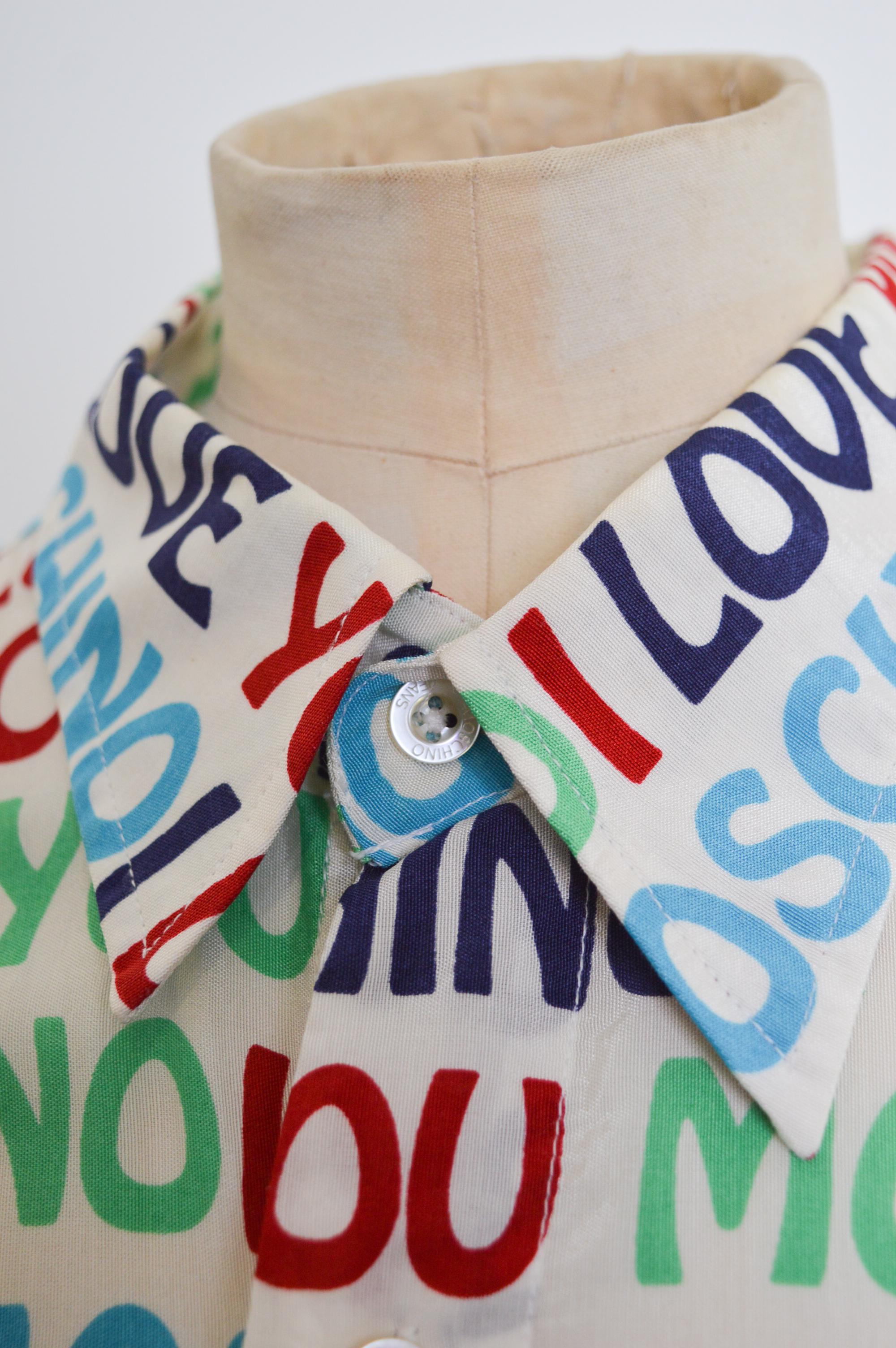 Frühe 1990er Jahre Vintage Moschino I love Muster Langarmhemd mit Ausschnitt aus Zinn im Zustand „Gut“ im Angebot in Sheffield, GB