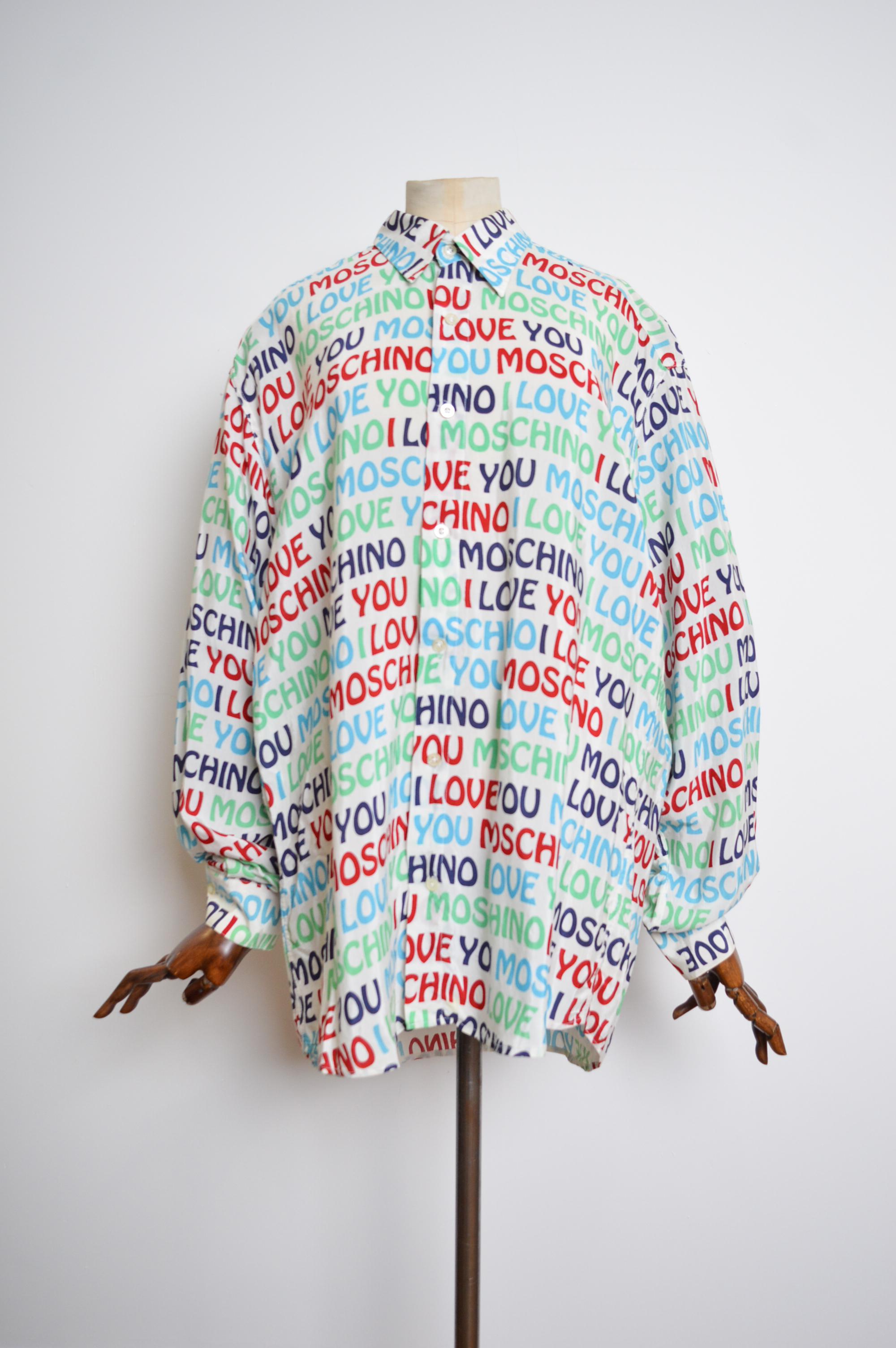 Frühe 1990er Jahre Vintage Moschino I love Muster Langarmhemd mit Ausschnitt aus Zinn für Damen oder Herren im Angebot