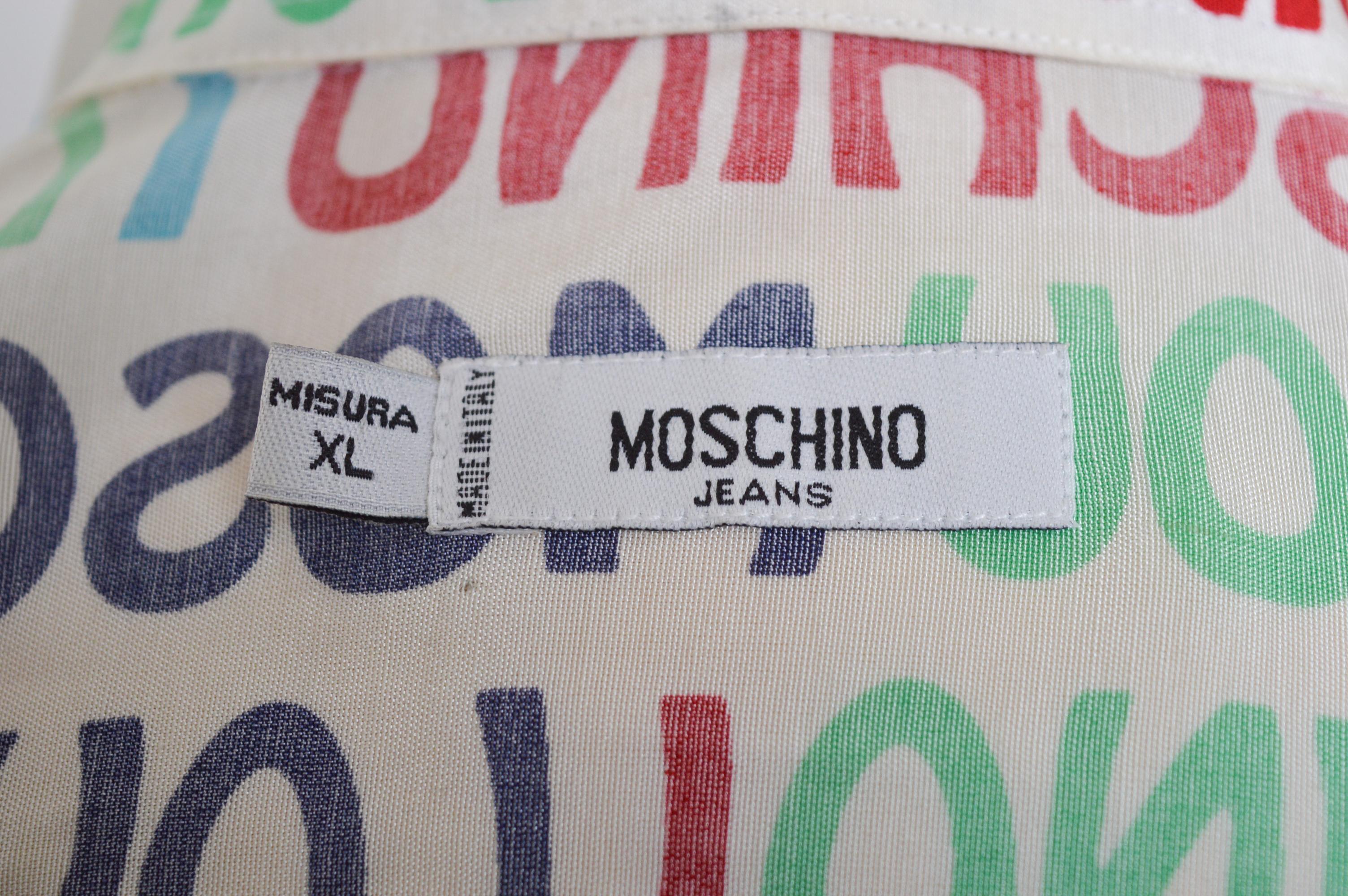 Frühe 1990er Jahre Vintage Moschino I love Muster Langarmhemd mit Ausschnitt aus Zinn im Angebot 3