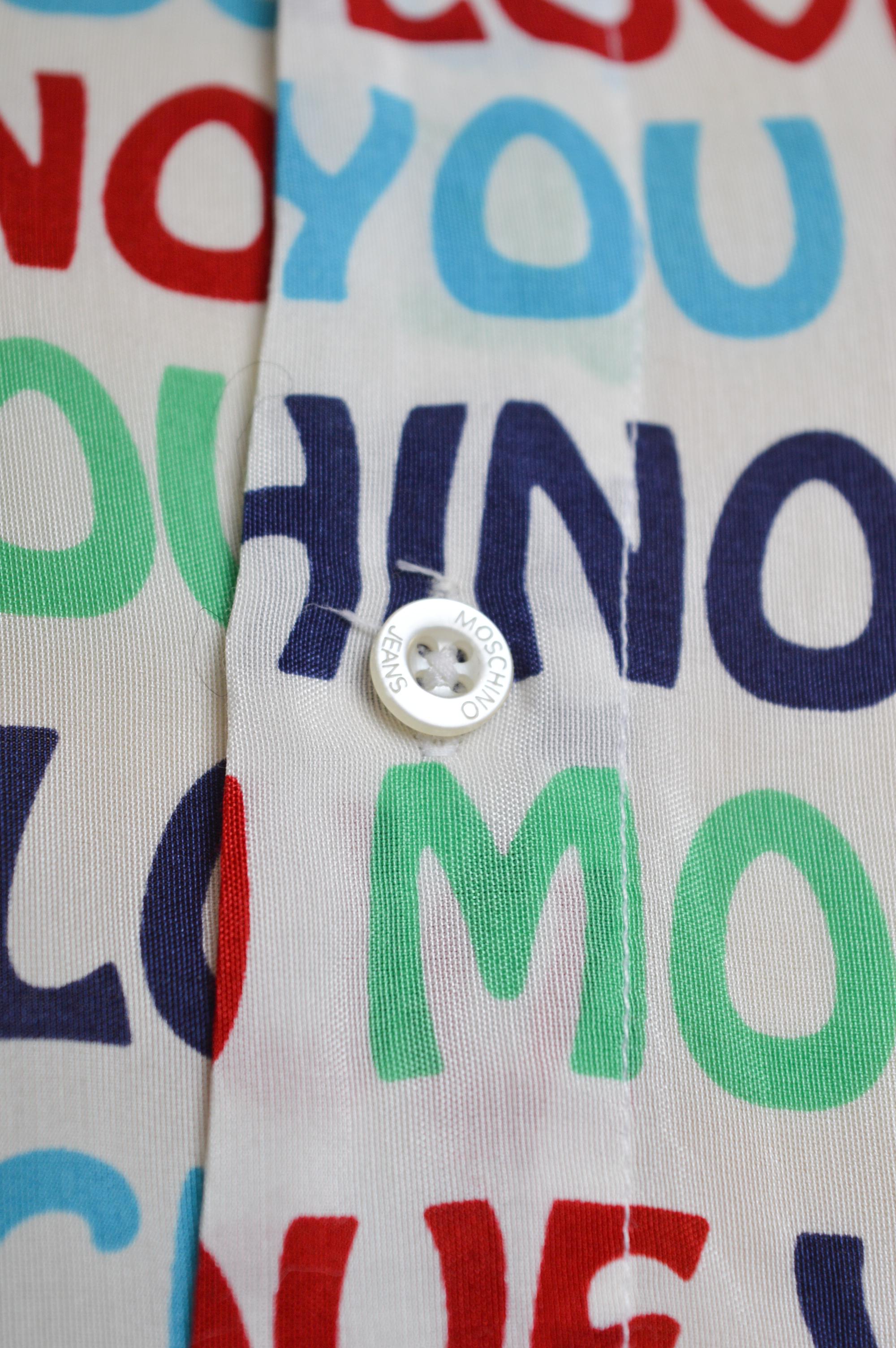 Frühe 1990er Jahre Vintage Moschino I love Muster Langarmhemd mit Ausschnitt aus Zinn im Angebot 4