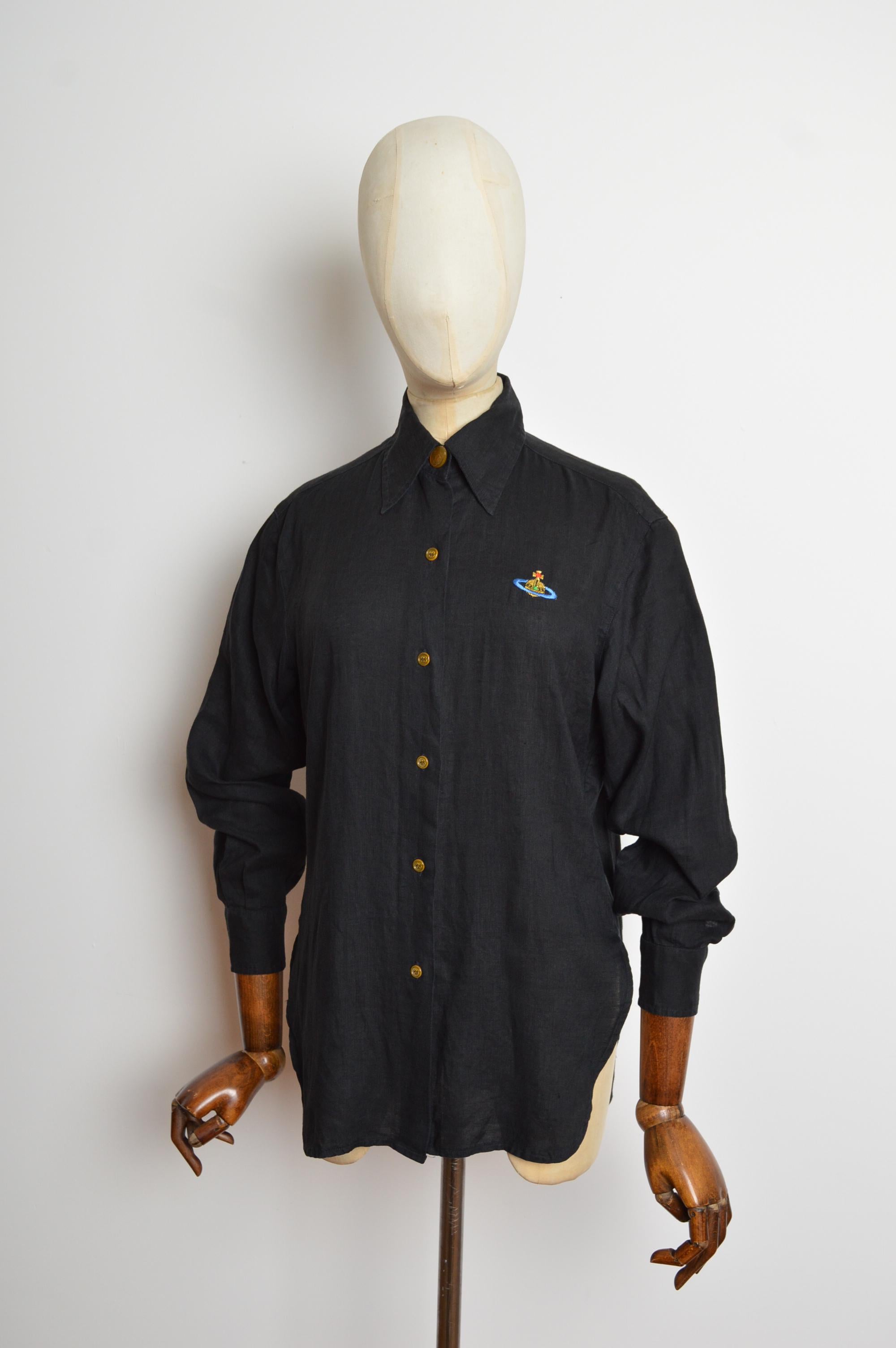 Circa 1993, blouse en lin fin noir Vivienne Westwood avec manches longues, boutons orbes signature au col et aux poignets et grand logo Vivienne Westwood brodé sur la poitrine. La coupe est ample et aérée sur le corps. Elegant et chic.
Taille