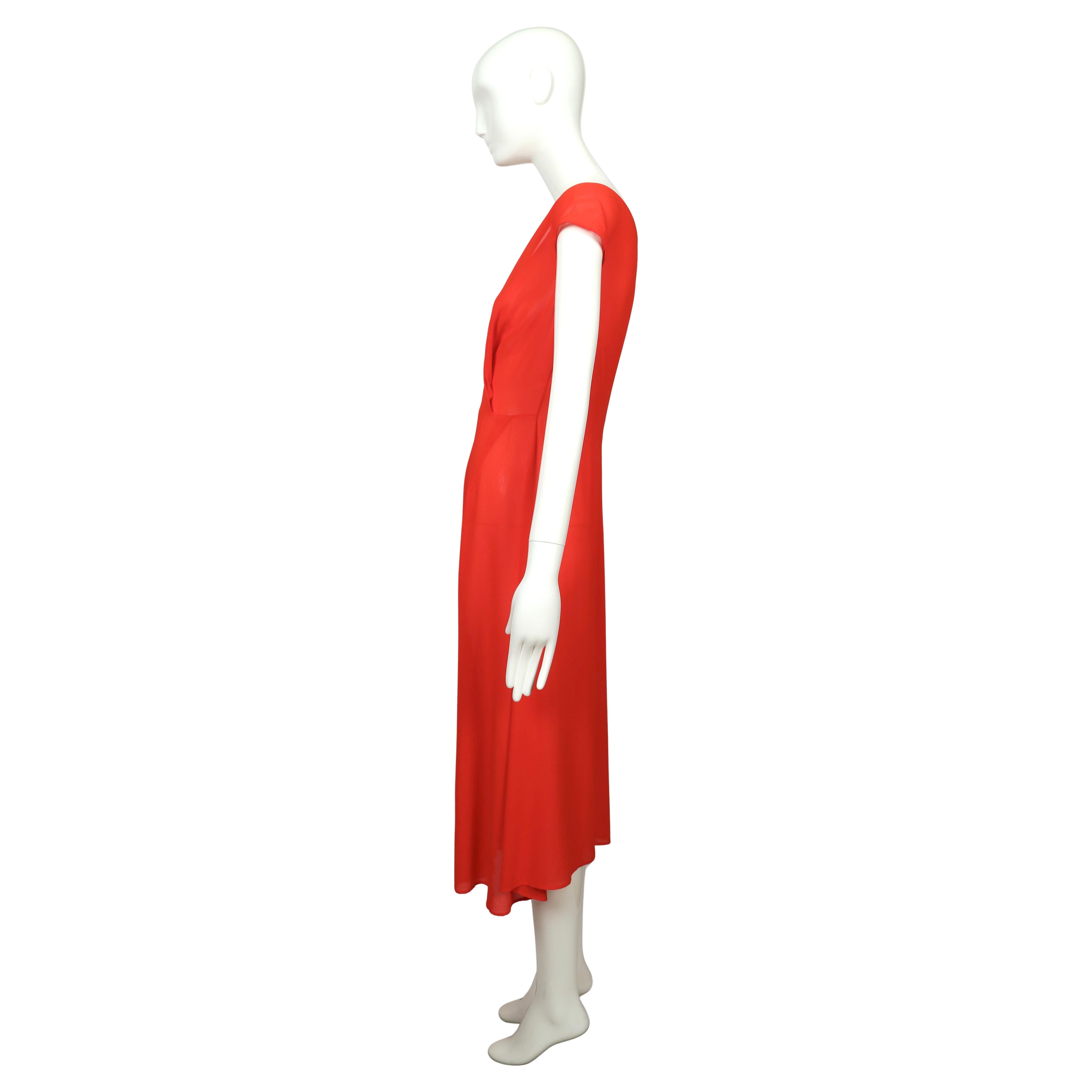 début des années 1990 Yohji Yamamoto robe drapée rouge à coutures asymétriques en vente 5