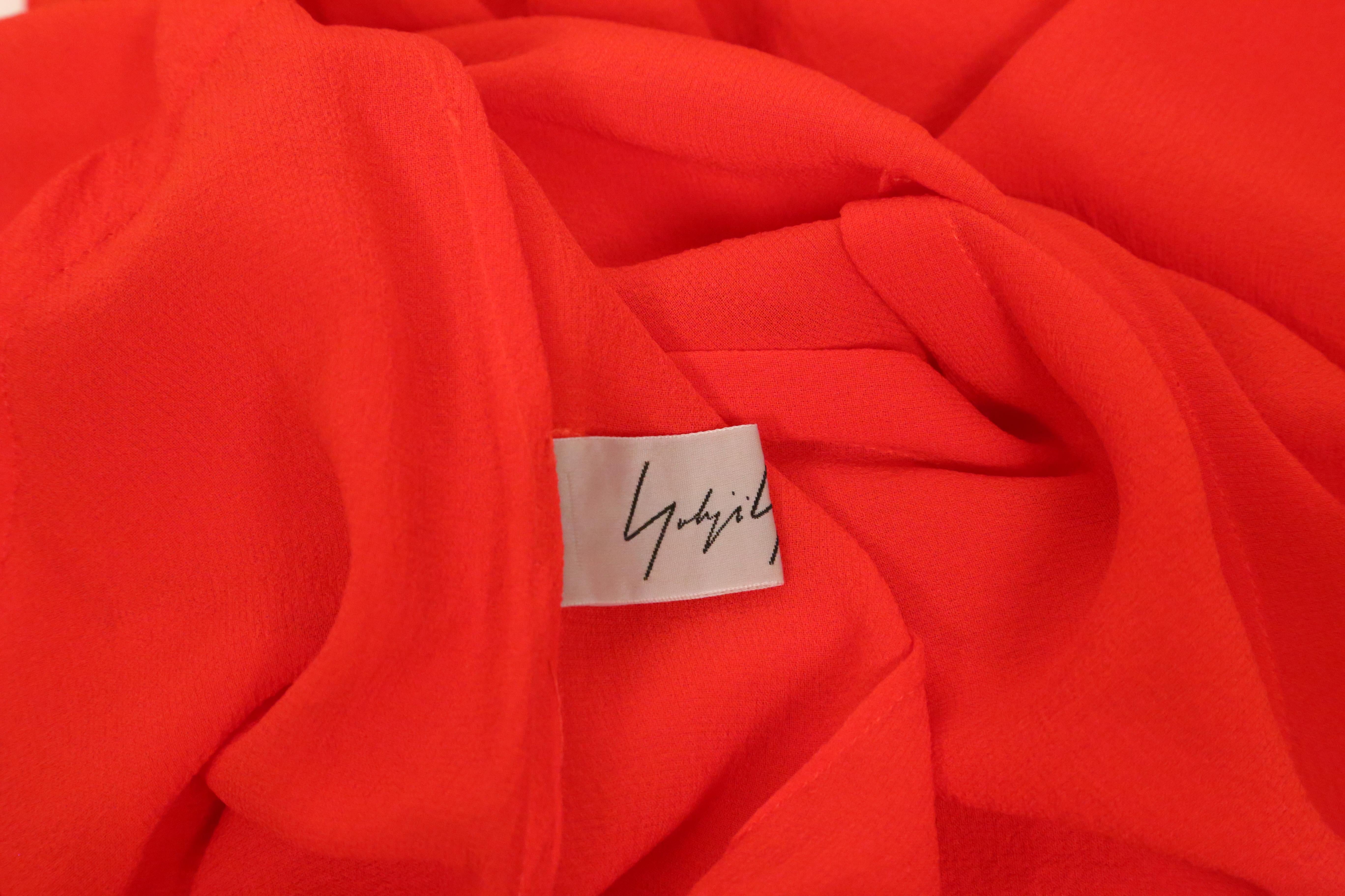 début des années 1990 Yohji Yamamoto robe drapée rouge à coutures asymétriques en vente 10