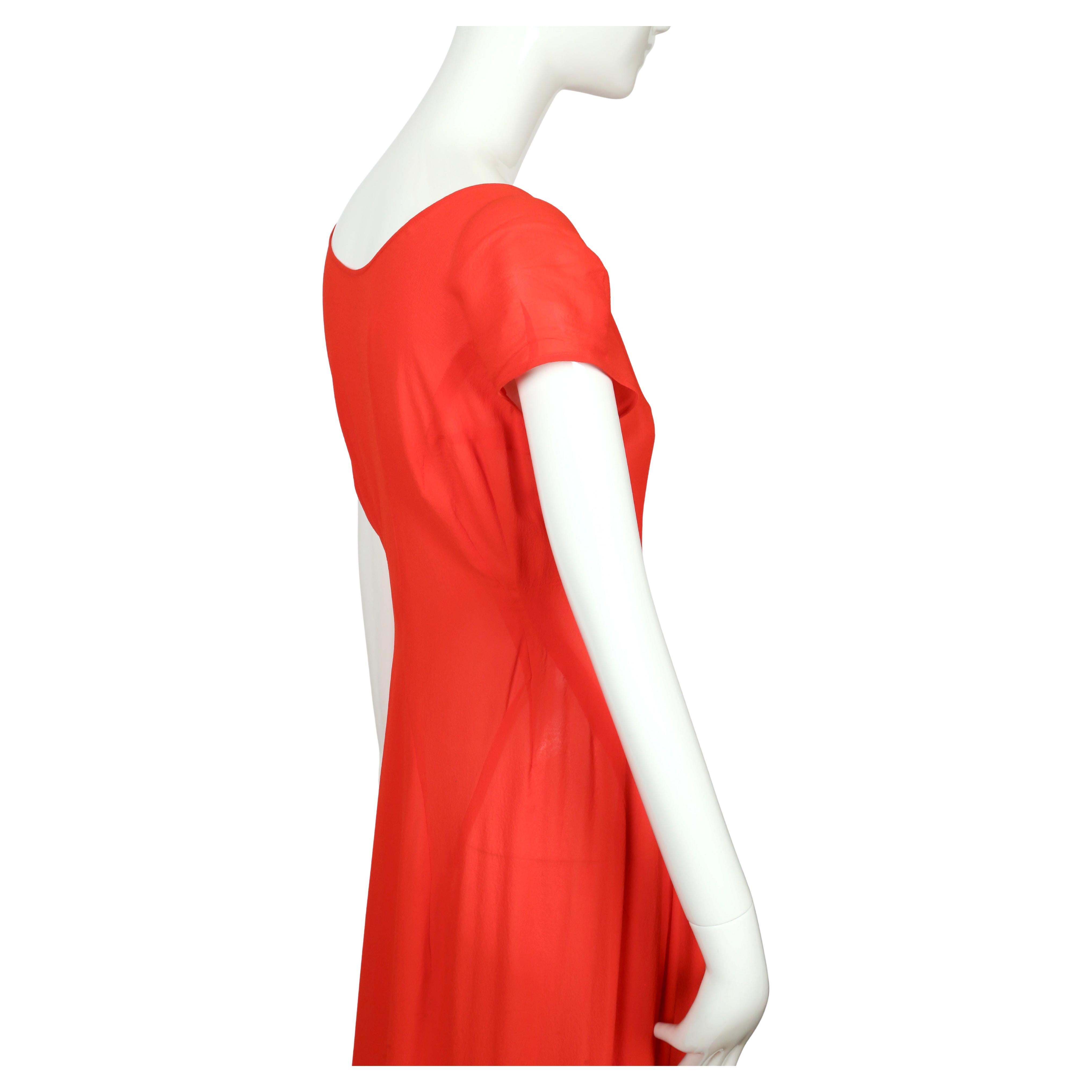 début des années 1990 Yohji Yamamoto robe drapée rouge à coutures asymétriques en vente 1