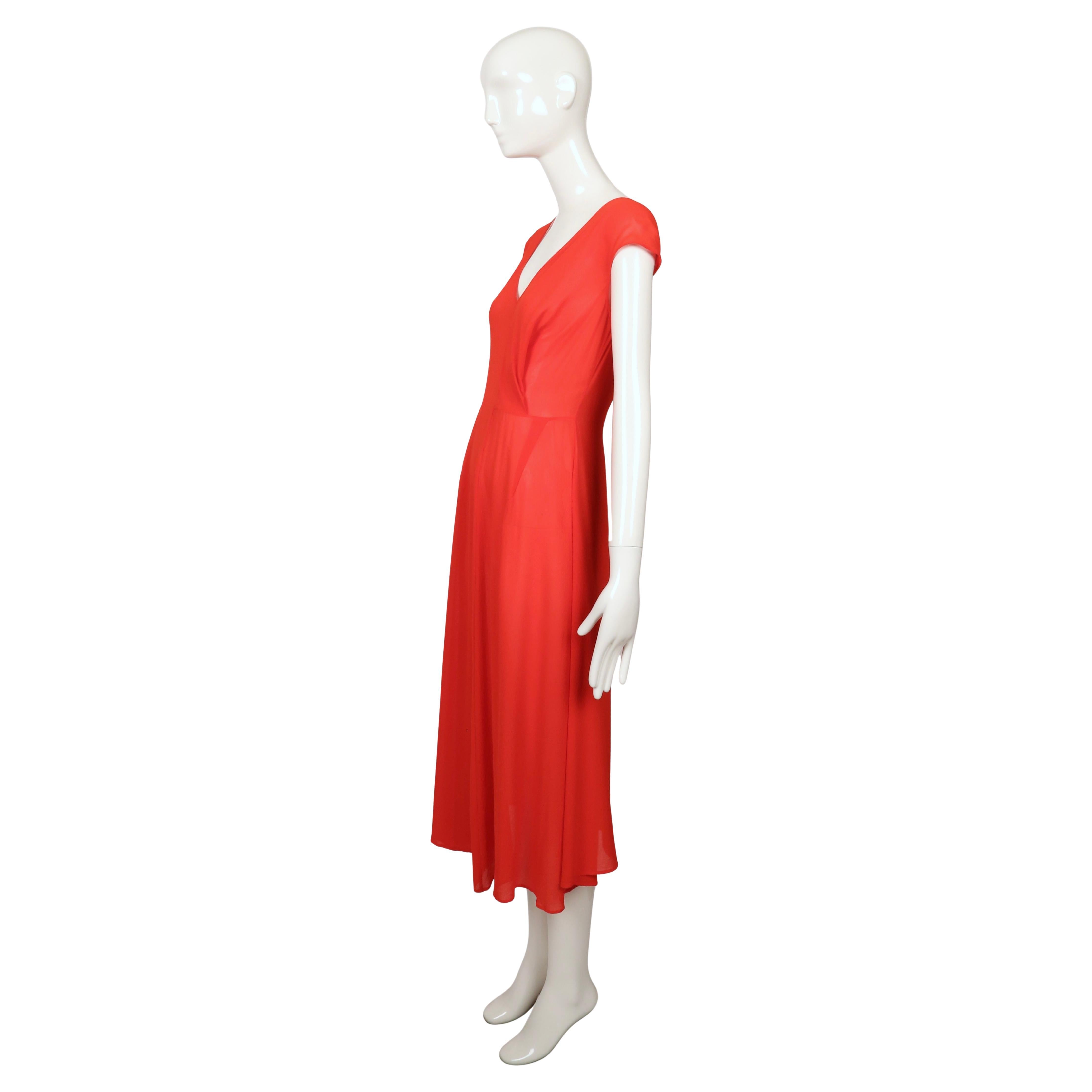 début des années 1990 Yohji Yamamoto robe drapée rouge à coutures asymétriques en vente 4