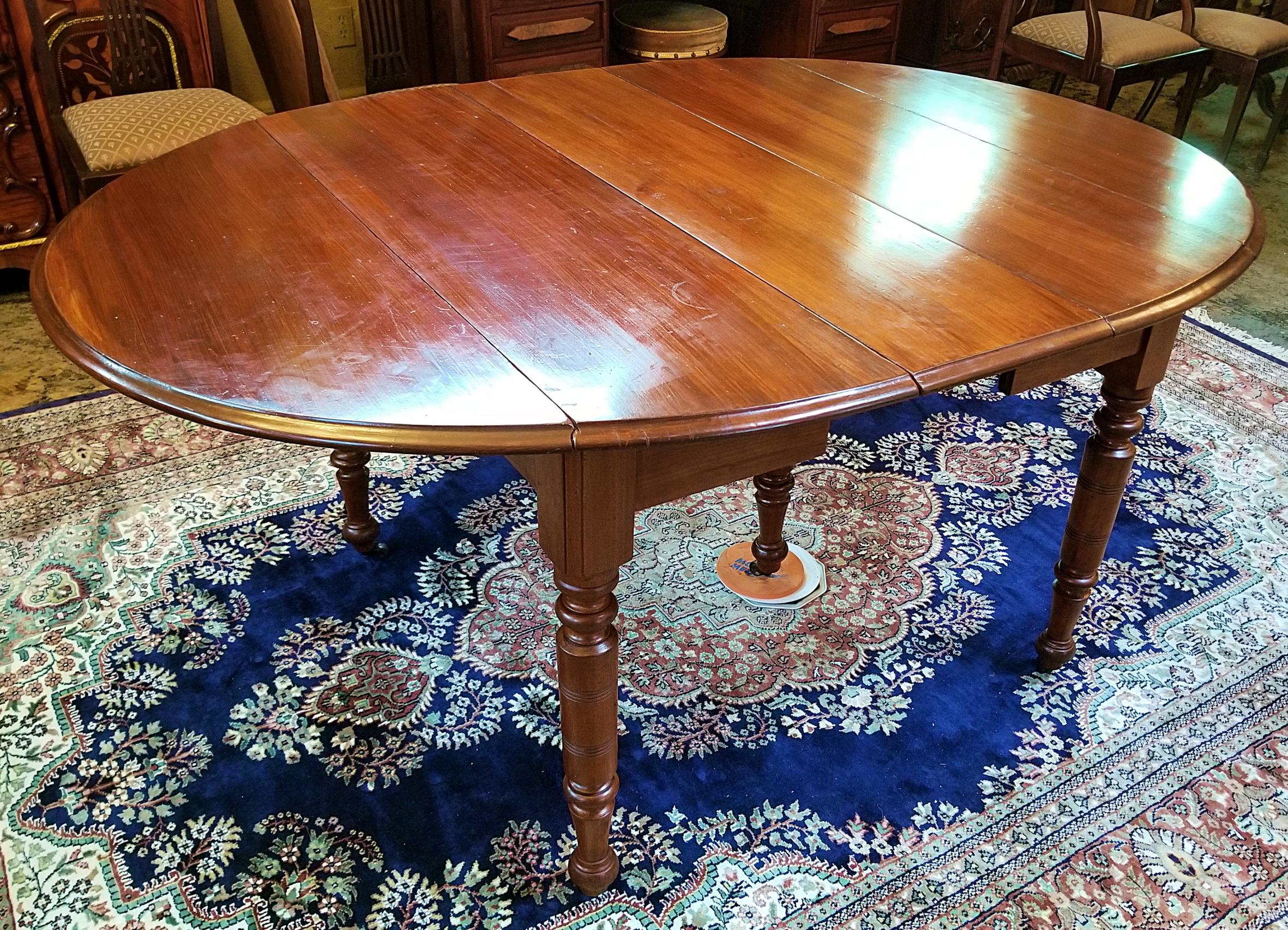 Early 19th Century American Cherry Extendable Dining Table For Sale 10