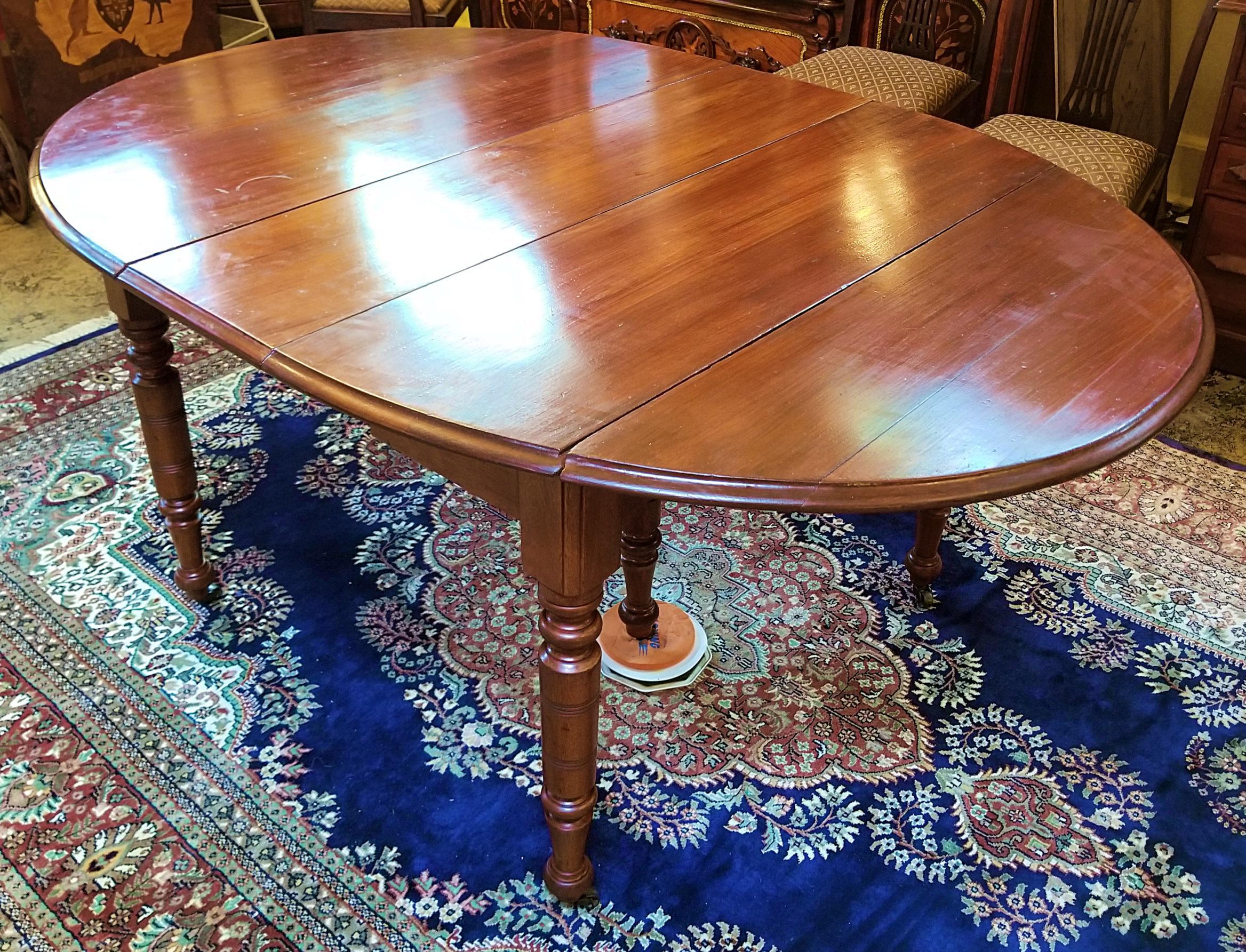 Early 19th Century American Cherry Extendable Dining Table For Sale 11