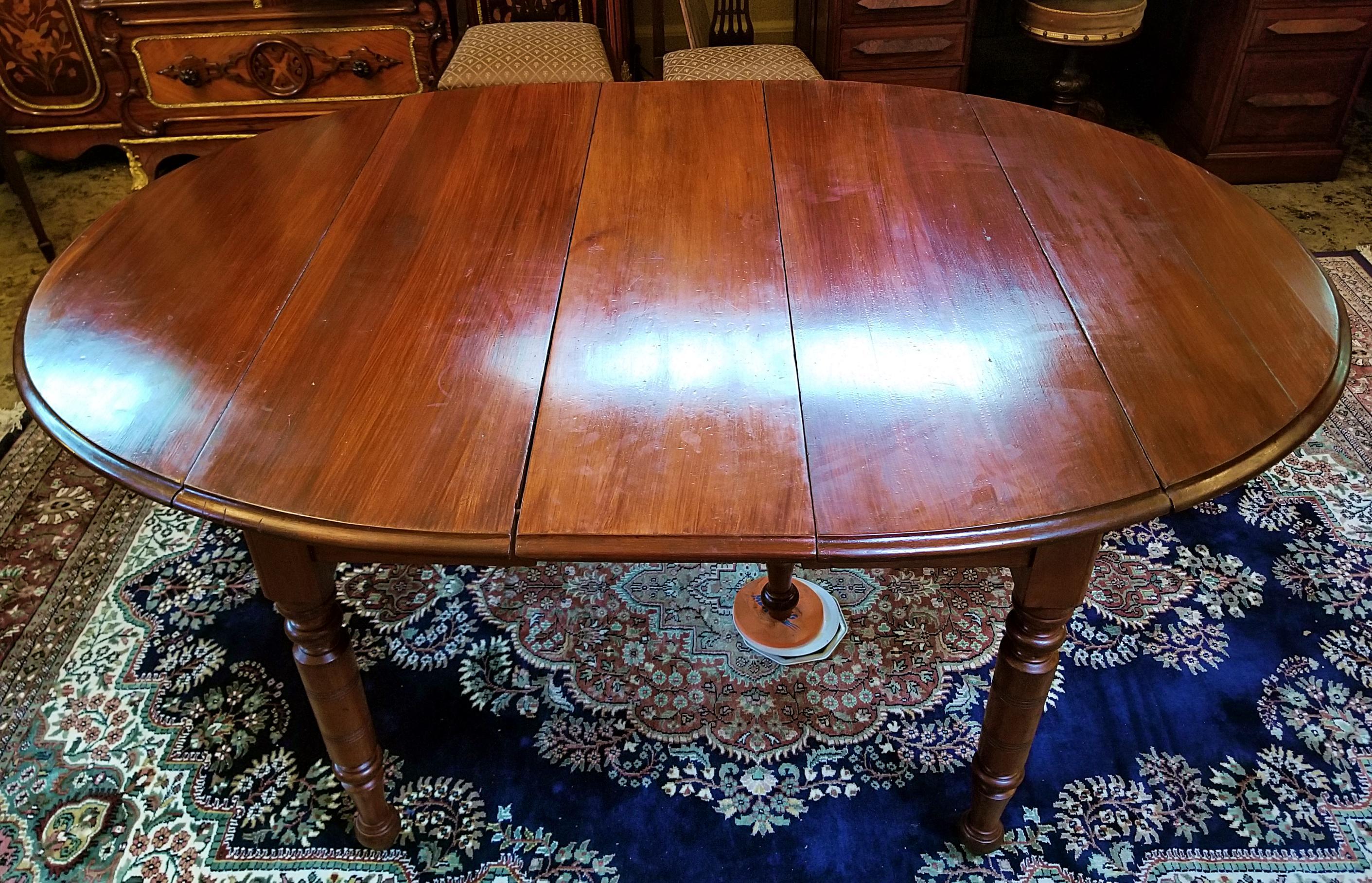 Early 19th Century American Cherry Extendable Dining Table For Sale 12