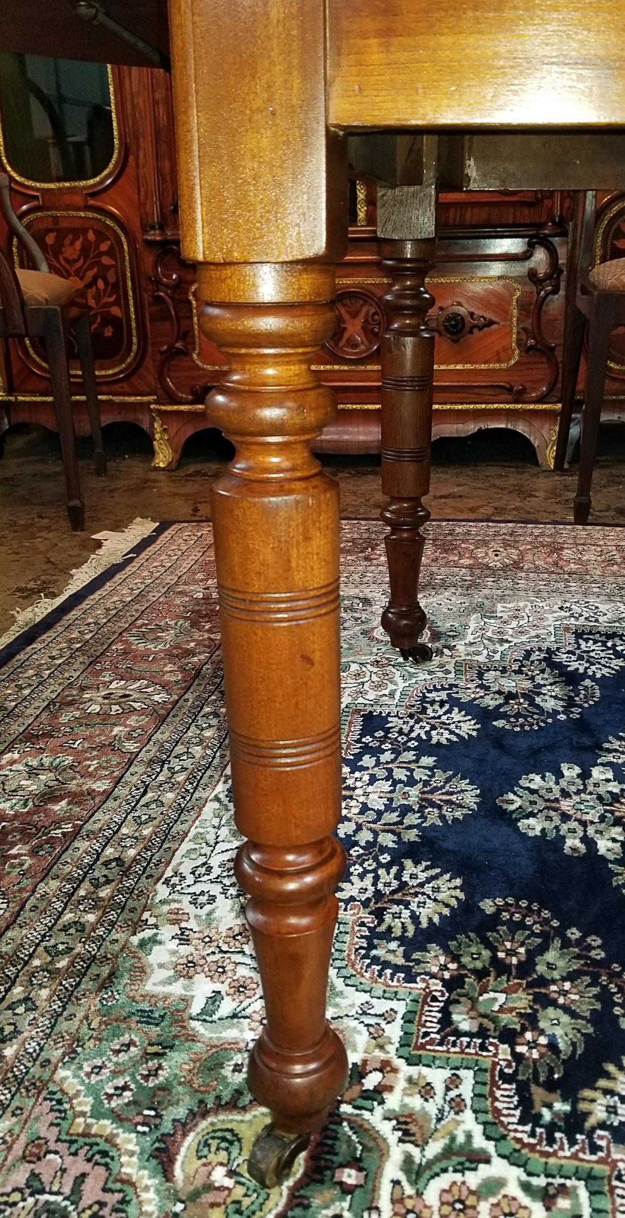 Federal Early 19th Century American Cherry Extendable Dining Table For Sale