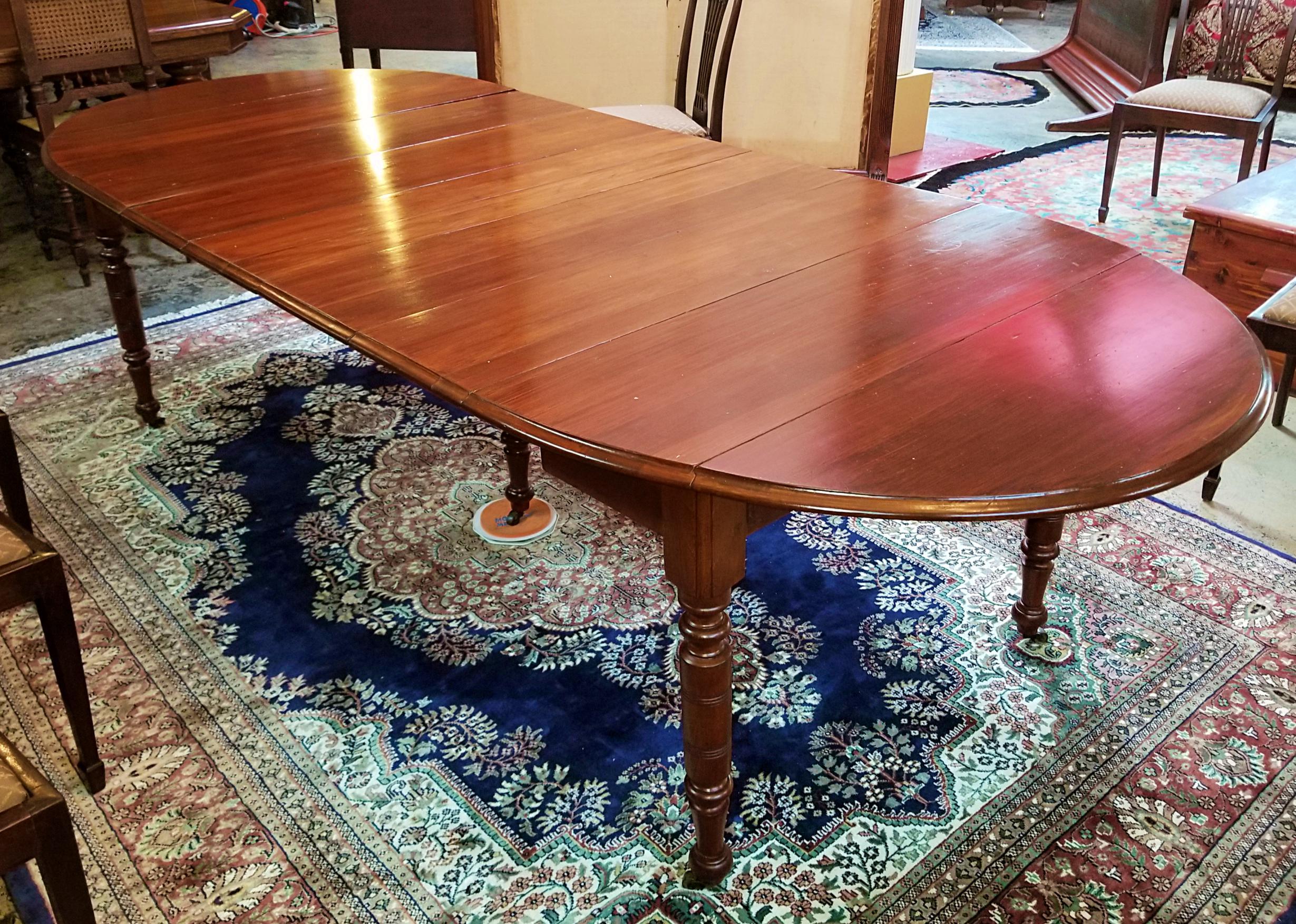 Early 19th Century American Cherry Extendable Dining Table In Fair Condition For Sale In Dallas, TX