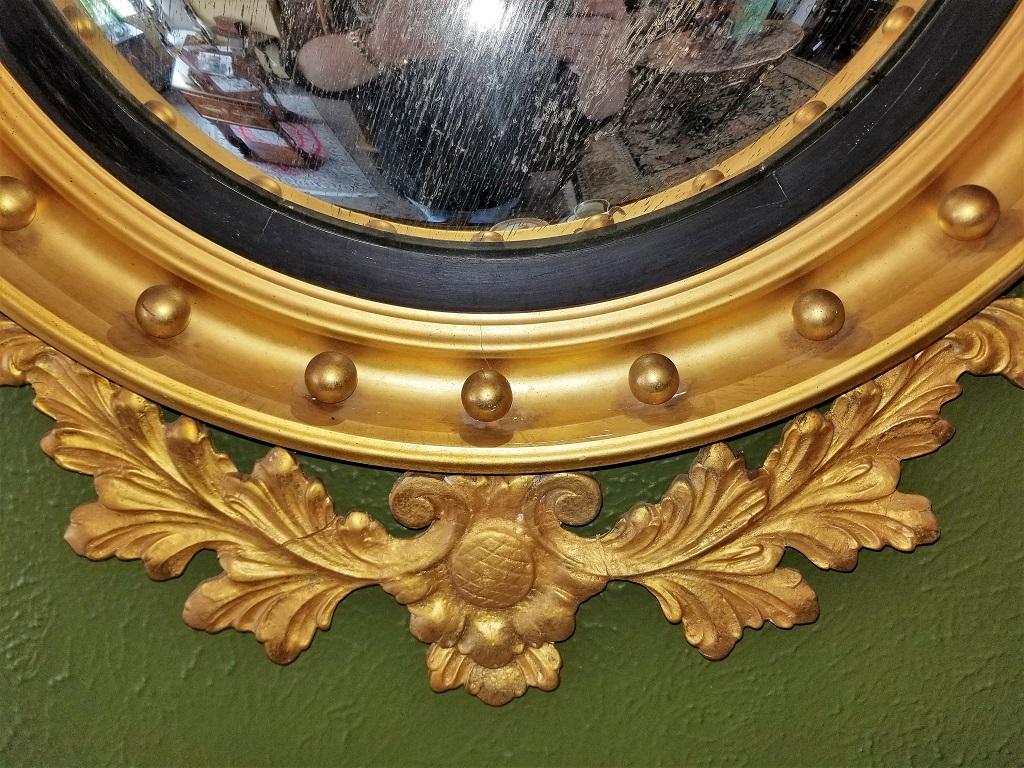 Early 19th Century Federal Eagle Wood and Gesso Gilded Convex Mirror In Good Condition In Dallas, TX