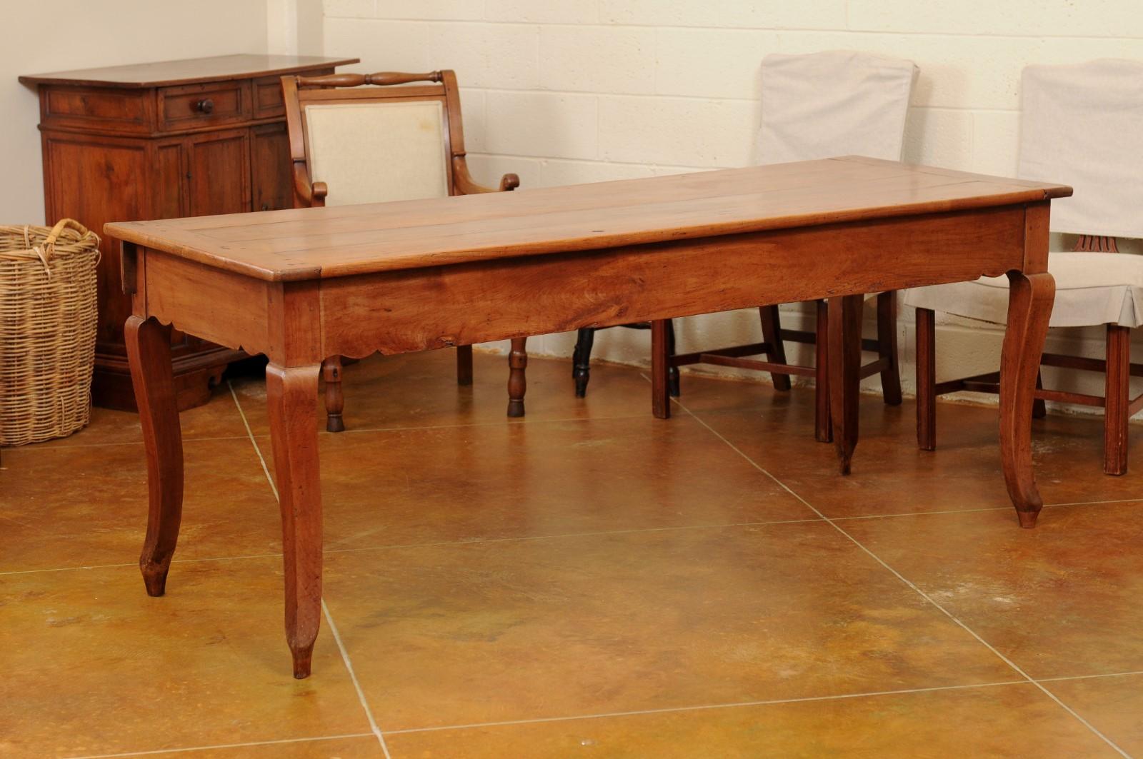 Table de ferme en bois fruitier de style Louis XV du début du 19e siècle, avec glissière et compartiment en argent