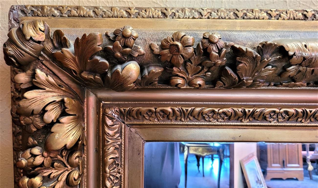 Gesso Grand miroir mural baroque doré à motifs floraux du début du XIXe siècle en vente
