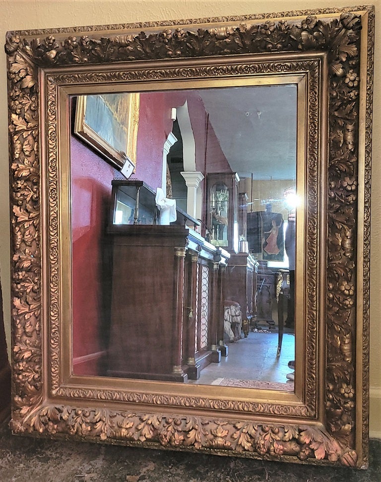 PRÉSENTATION D'UN EXCEPTIONNEL ET MONUMENTAL Grand miroir mural baroque doré à fleurs du début du XIXe siècle.

Anglais, vers 1810-20.

De style 