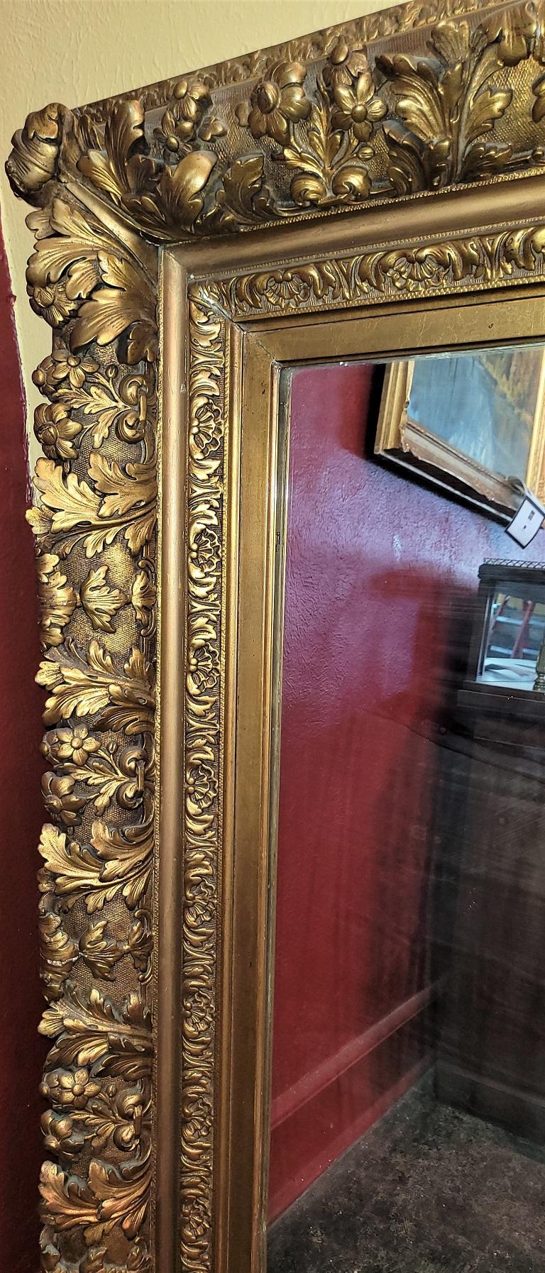 Gran espejo de pared barroco inglés dorado con flores de principios del siglo XIX Inglés en venta