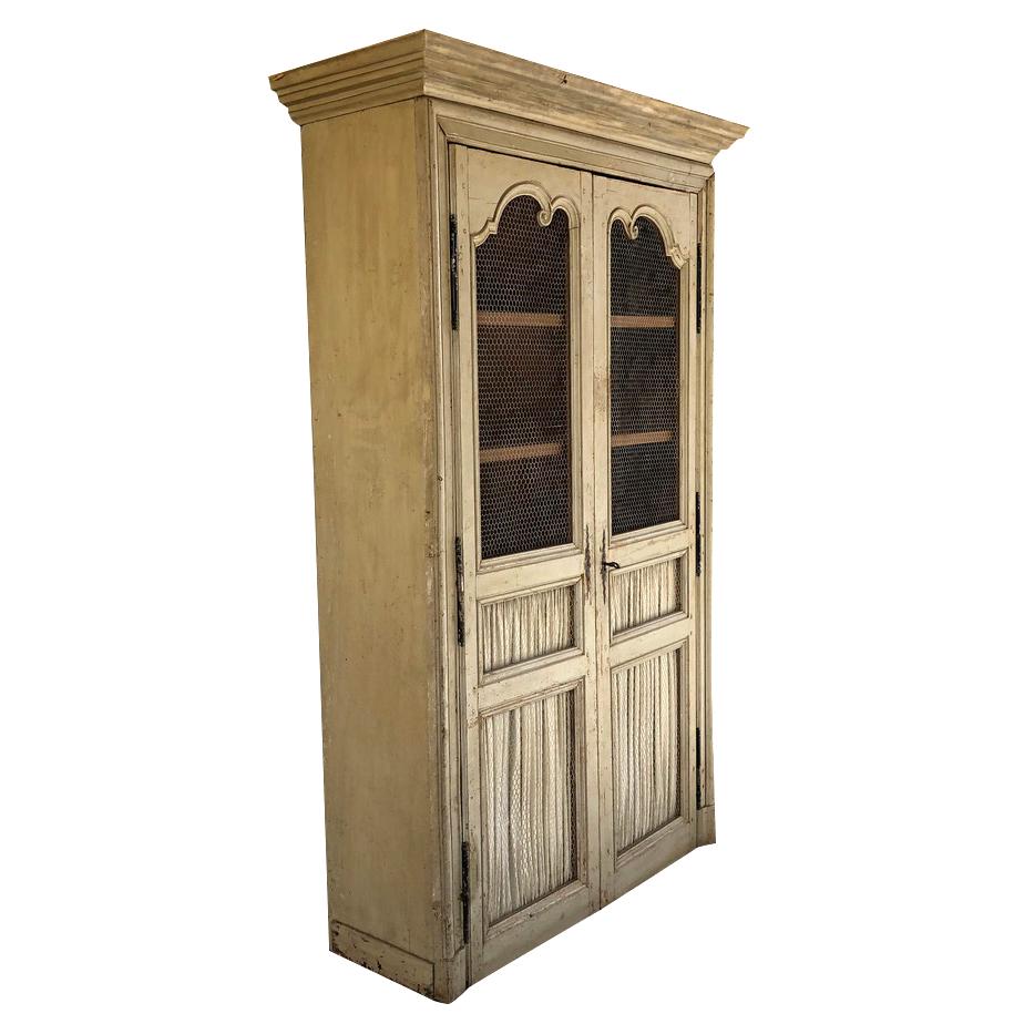 Français Armoire française Louis XV du 18ème siècle, ancienne armoire en bois de pin blanc-marron en vente