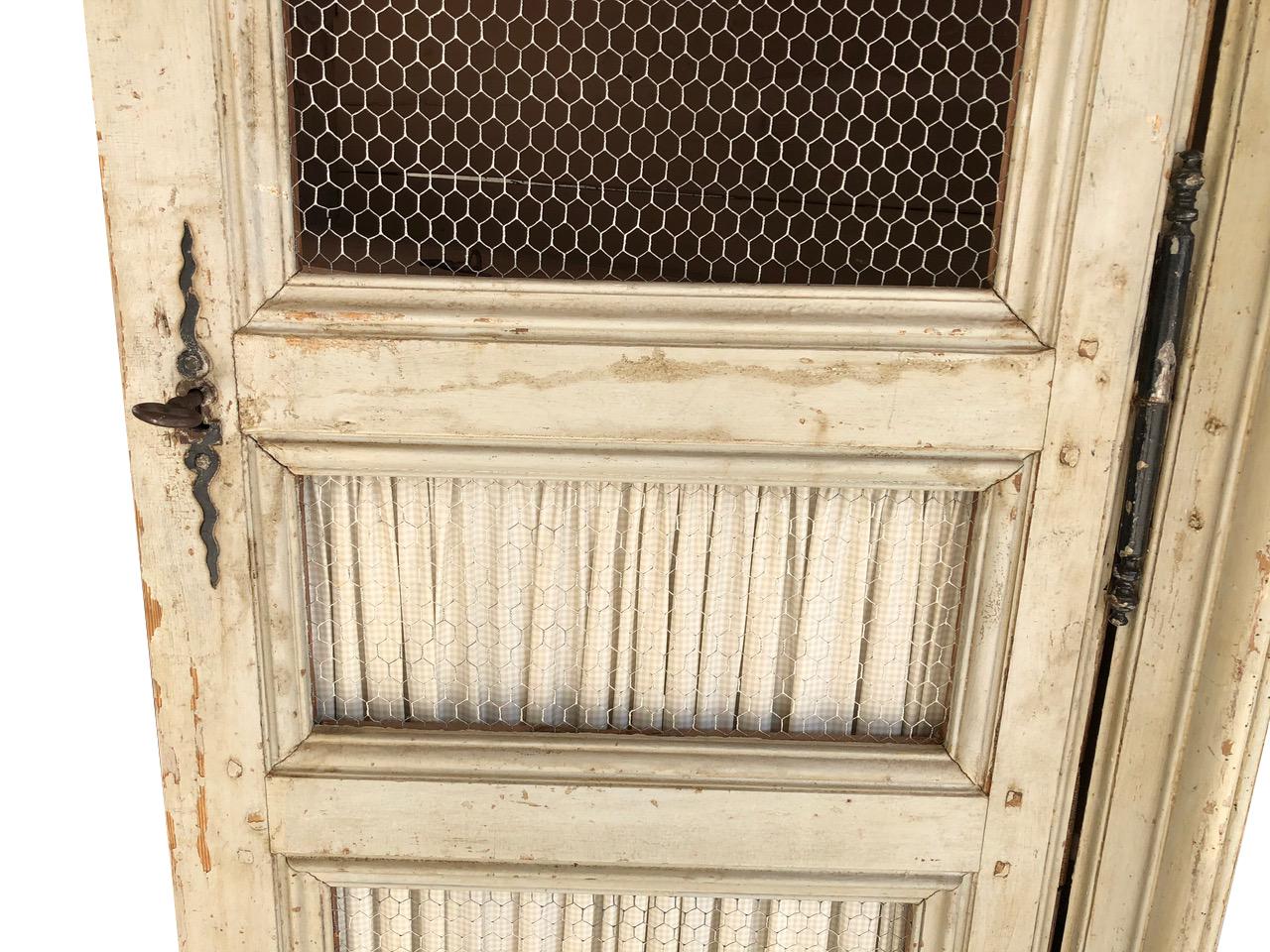 XVIIIe siècle Armoire française Louis XV du 18ème siècle, ancienne armoire en bois de pin blanc-marron en vente