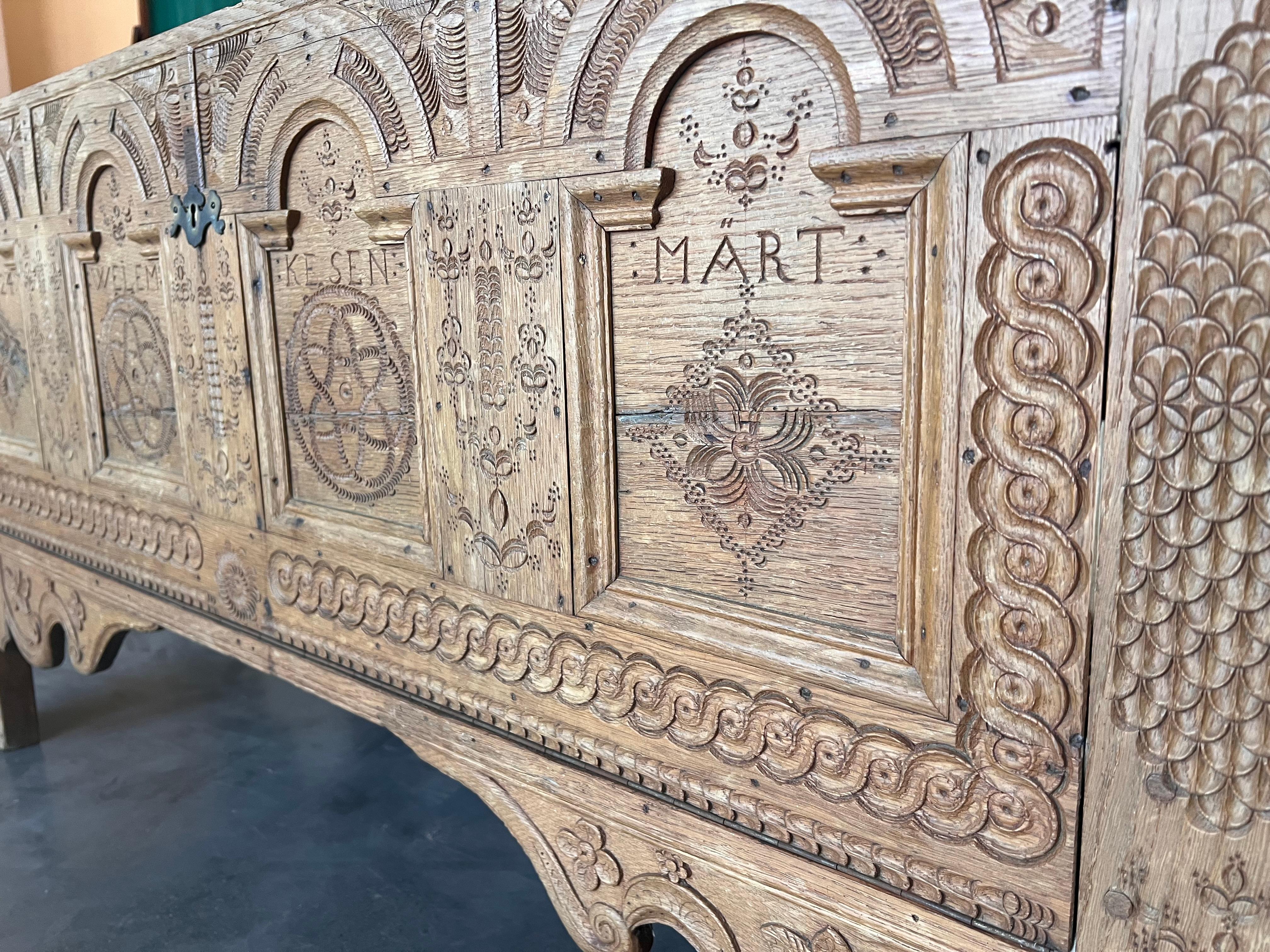 Baule in Oak sbiancato dei primi anni del XIX secolo con ferramenta originale in ferro in vendita 4